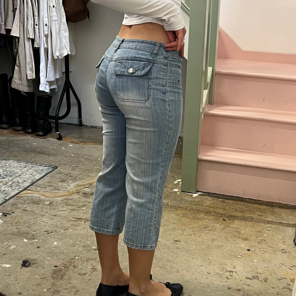 Light wash fitted denim capris with eyelets