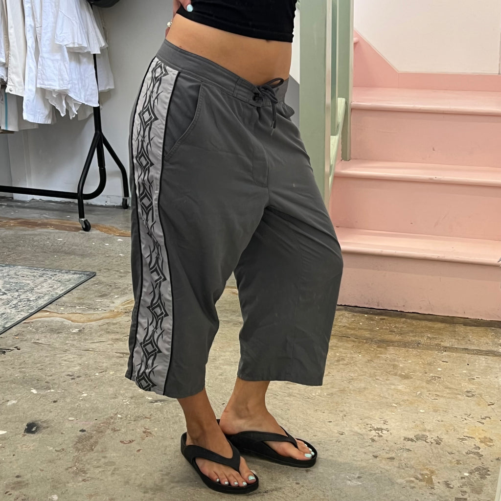 Grey sporty capris with graphic print