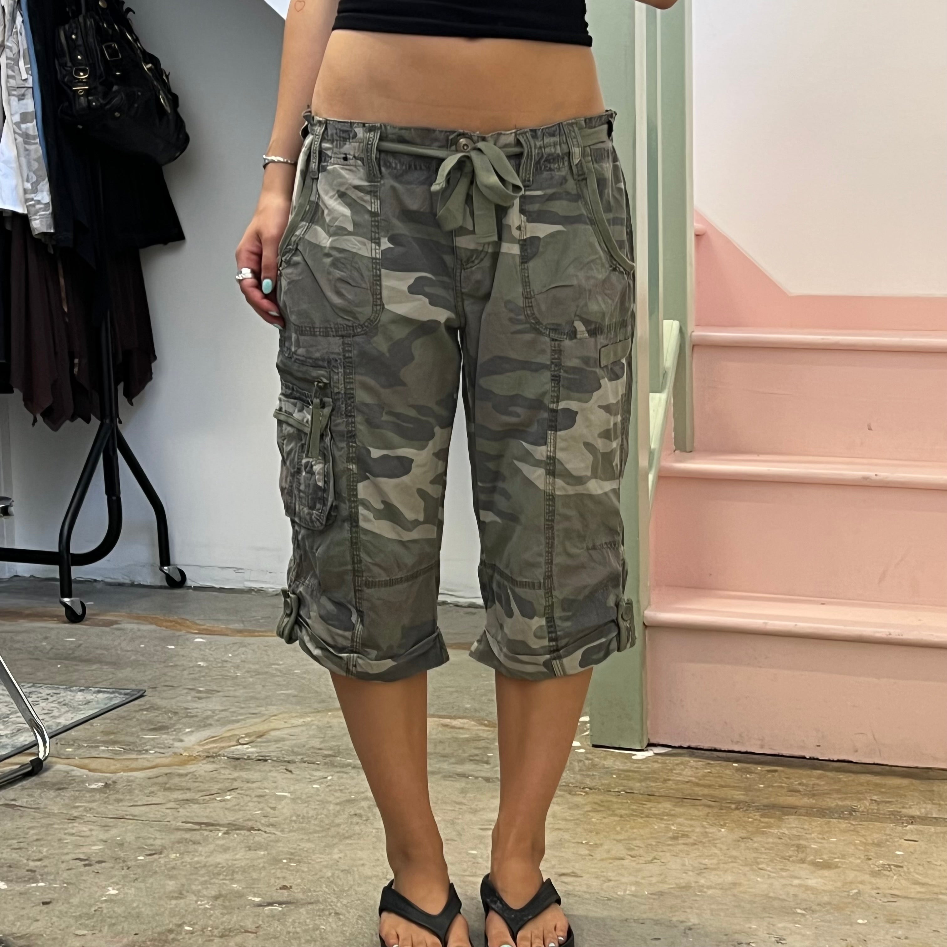 Camo cropped cargo capris