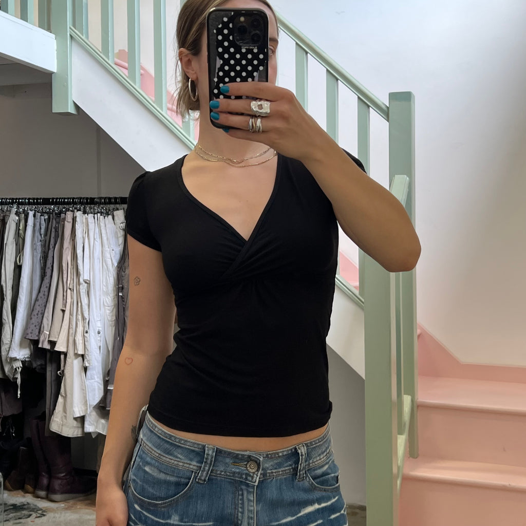 Black v neck fitted tee
