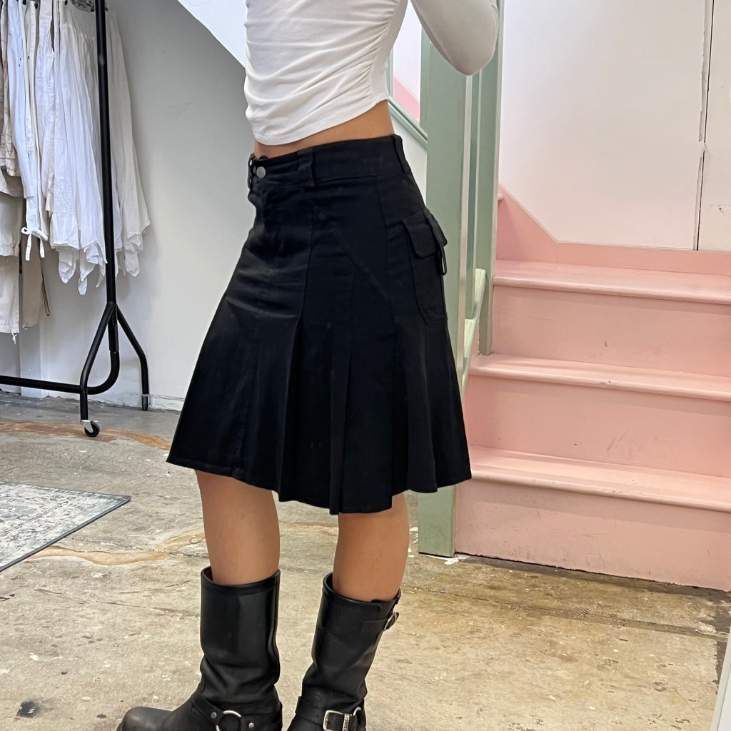 Black pleated fitted pencil skirt