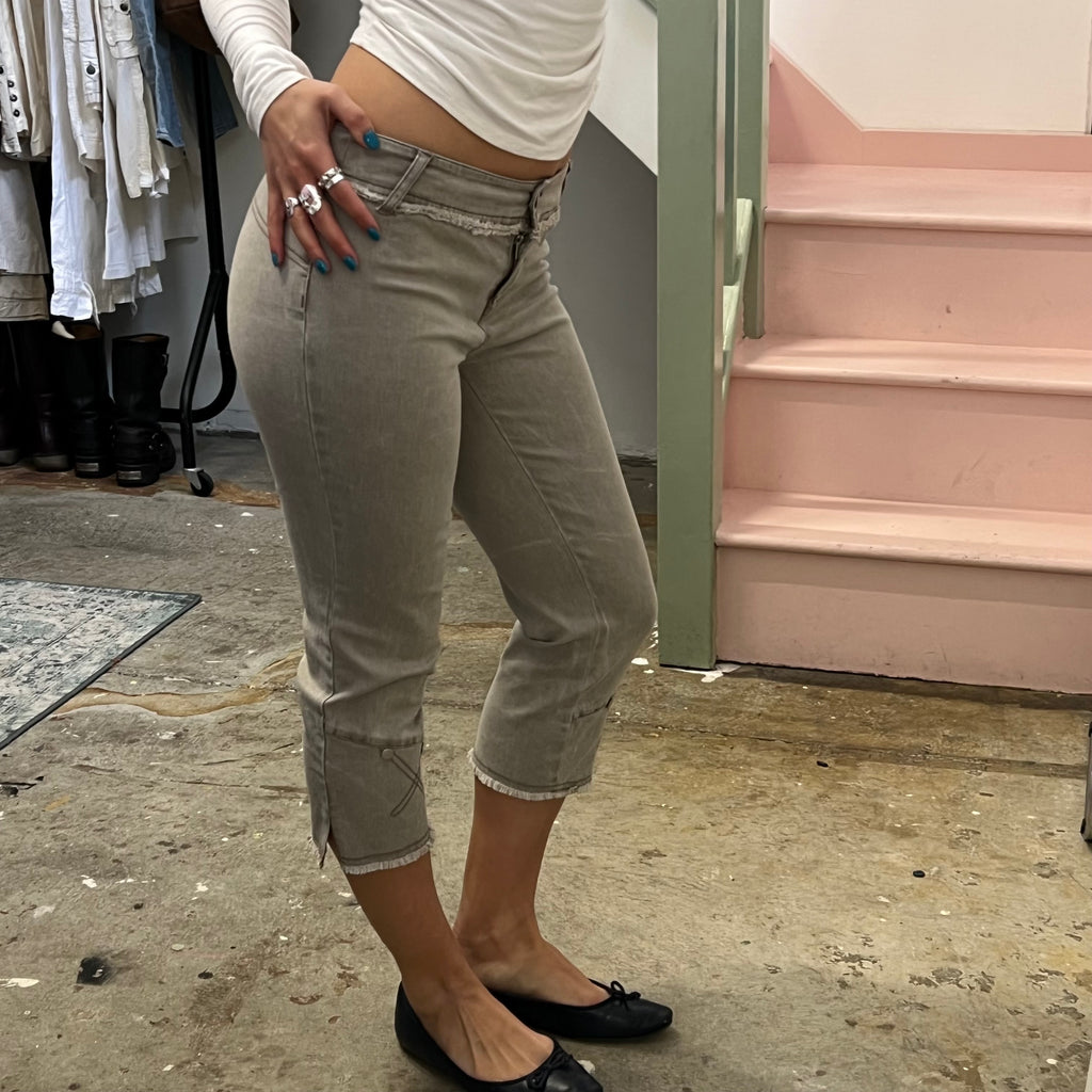 Grey denim fitted capris