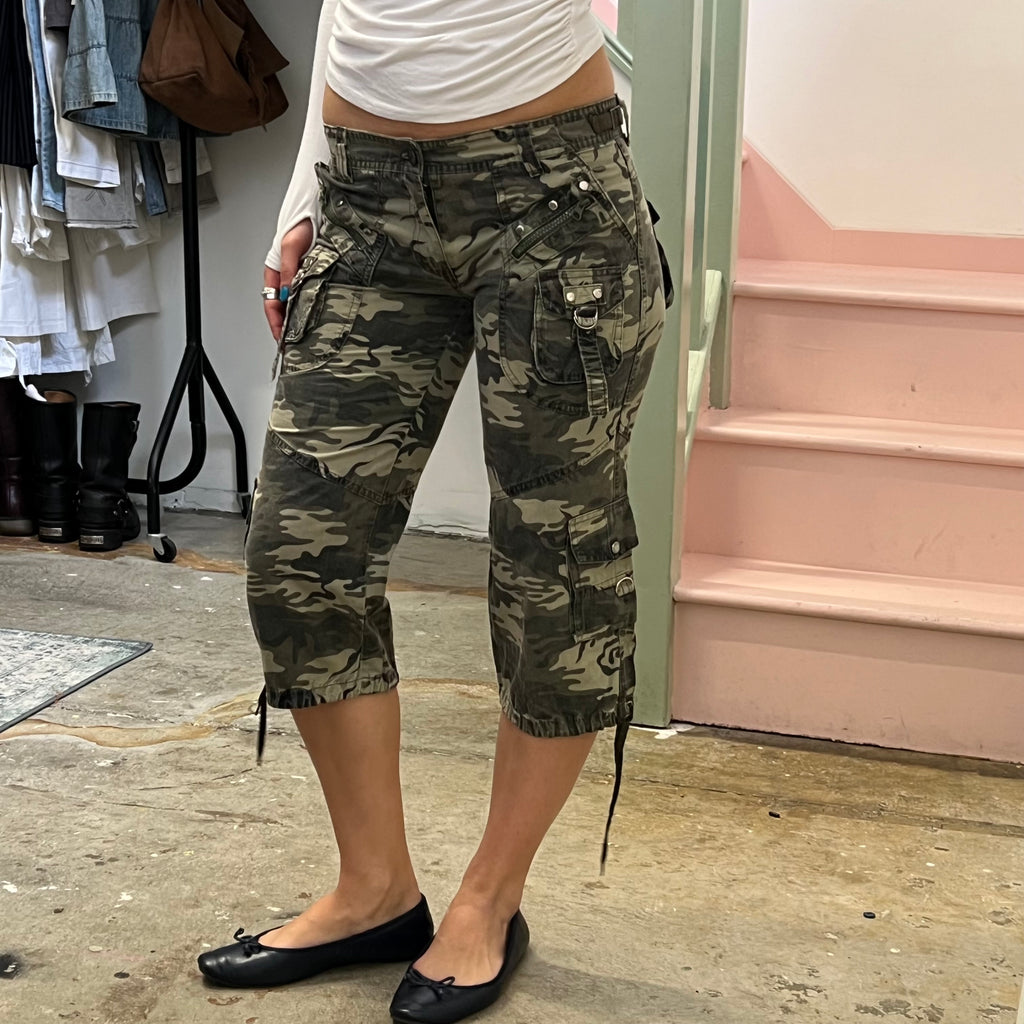 Khaki camo print low rise cargo capris
