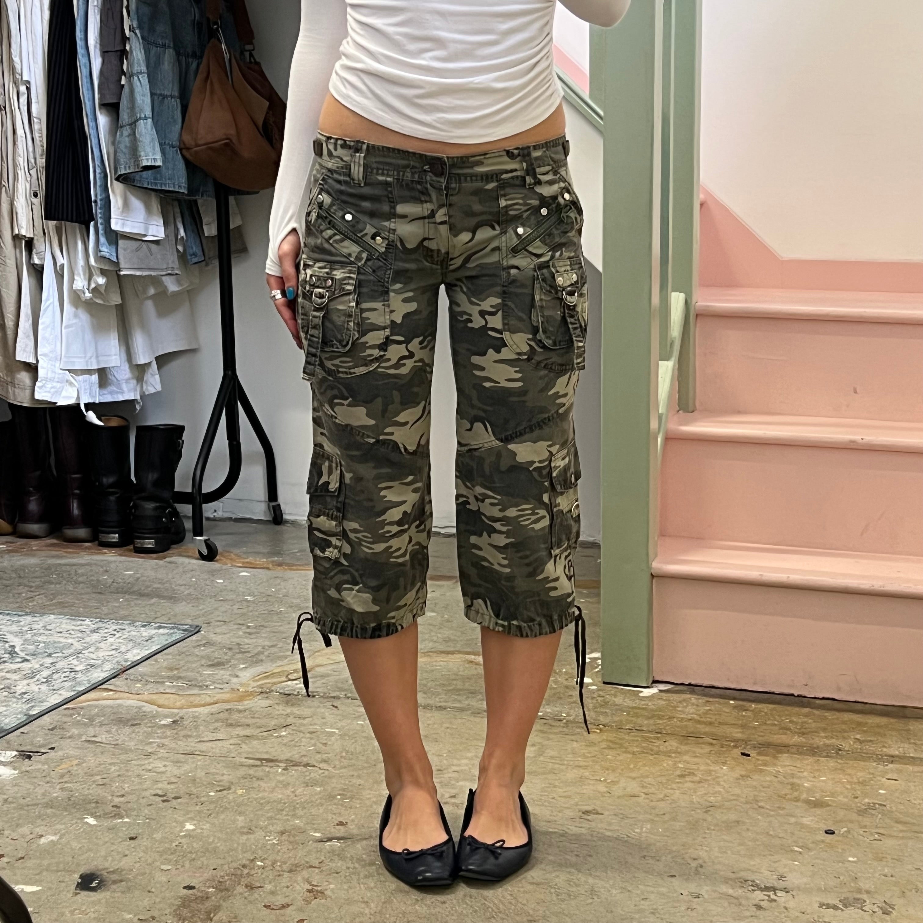 Khaki camo print low rise cargo capris