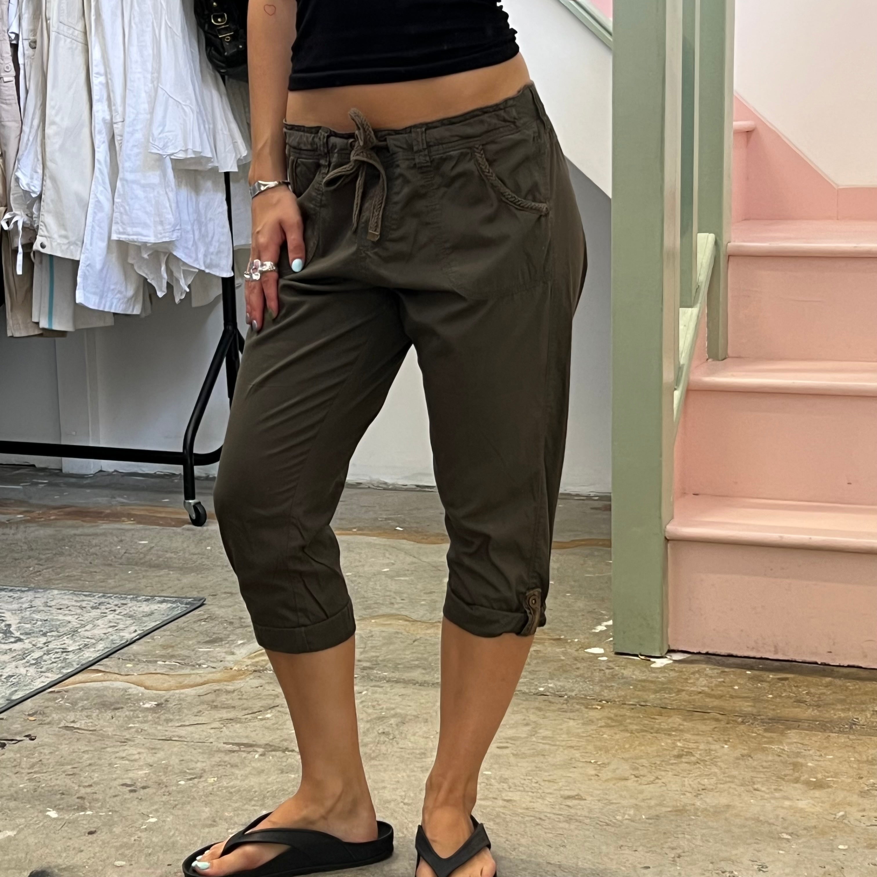 Khaki fitted cargo capris