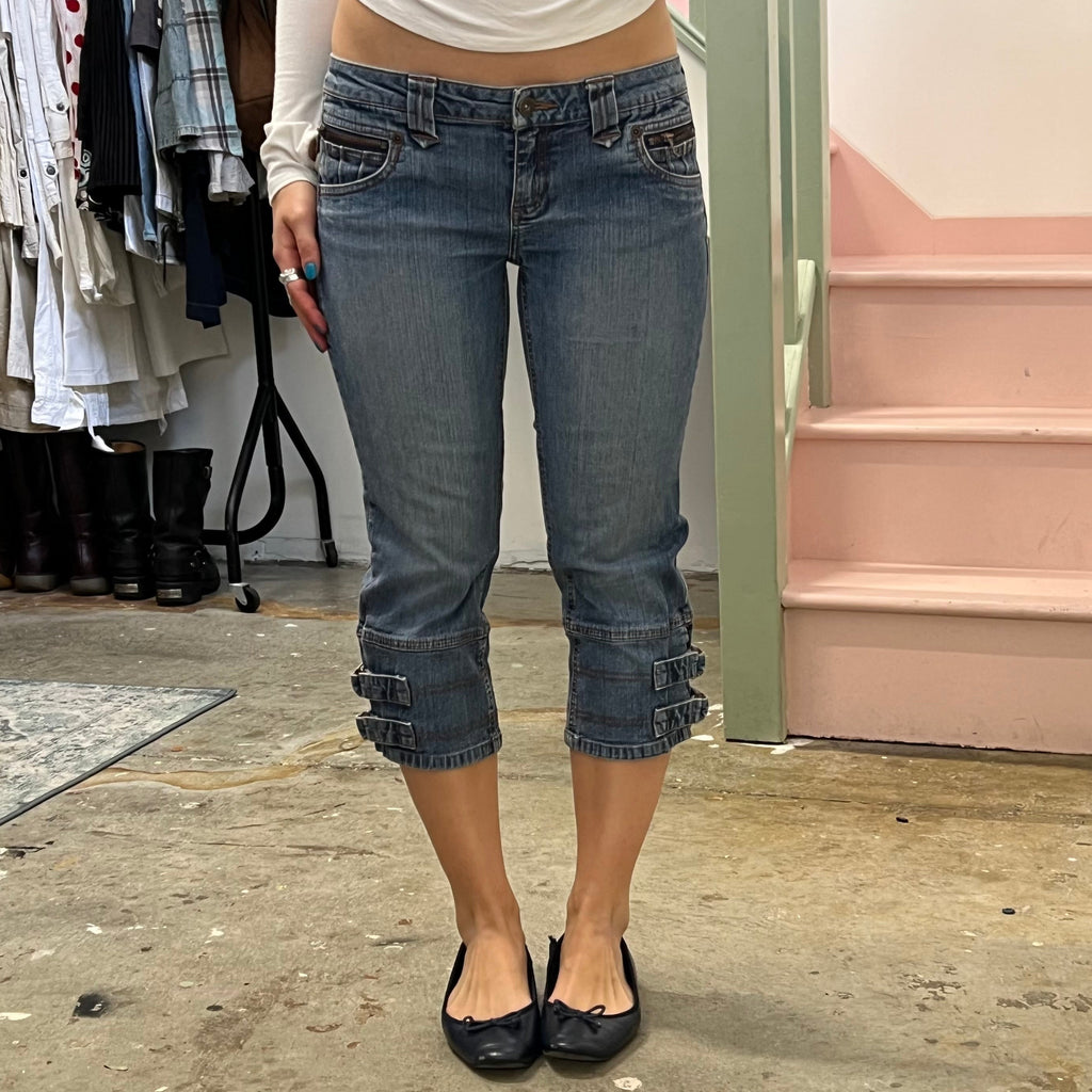 Mid wash fitted denim capris with buckle detail