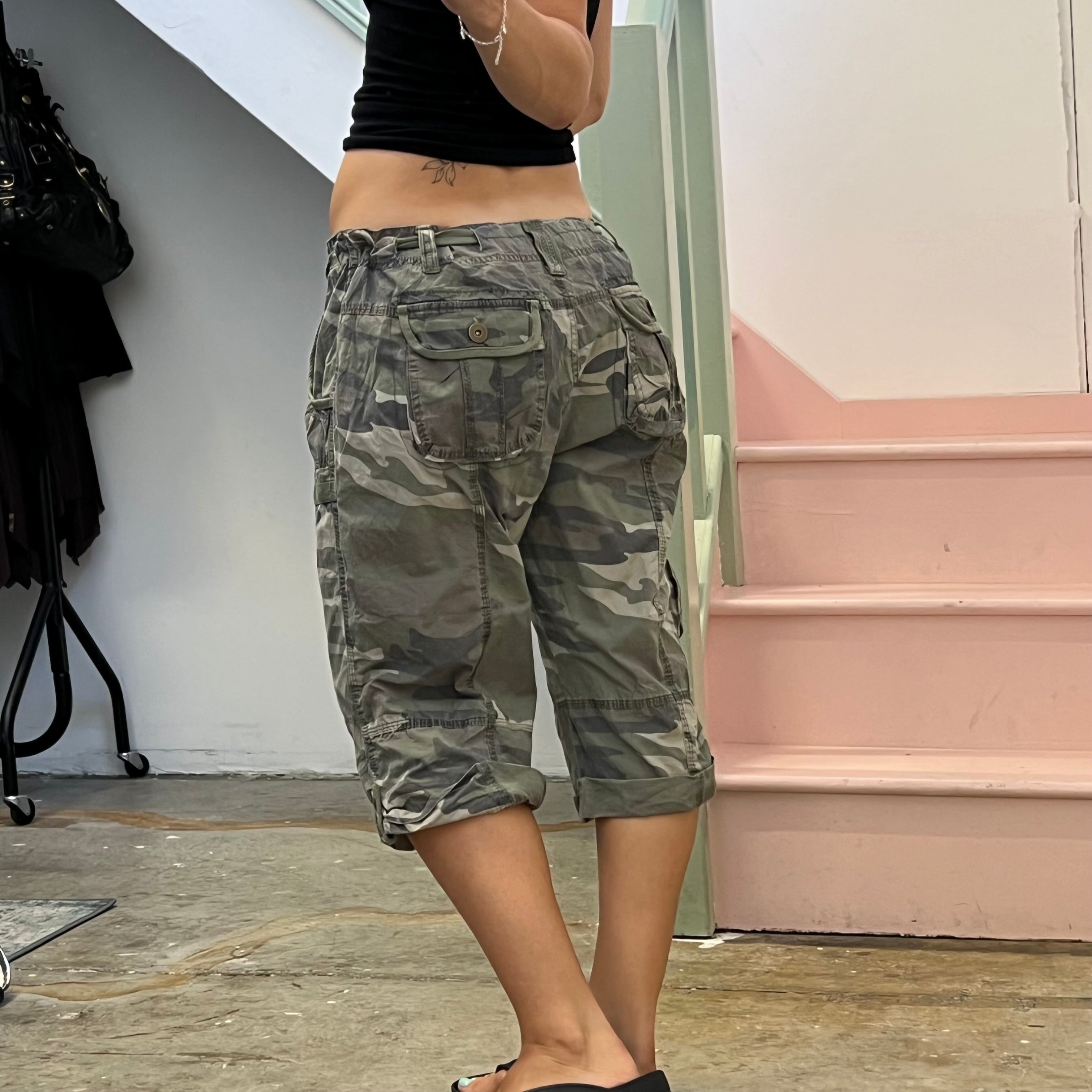Camo cropped cargo capris