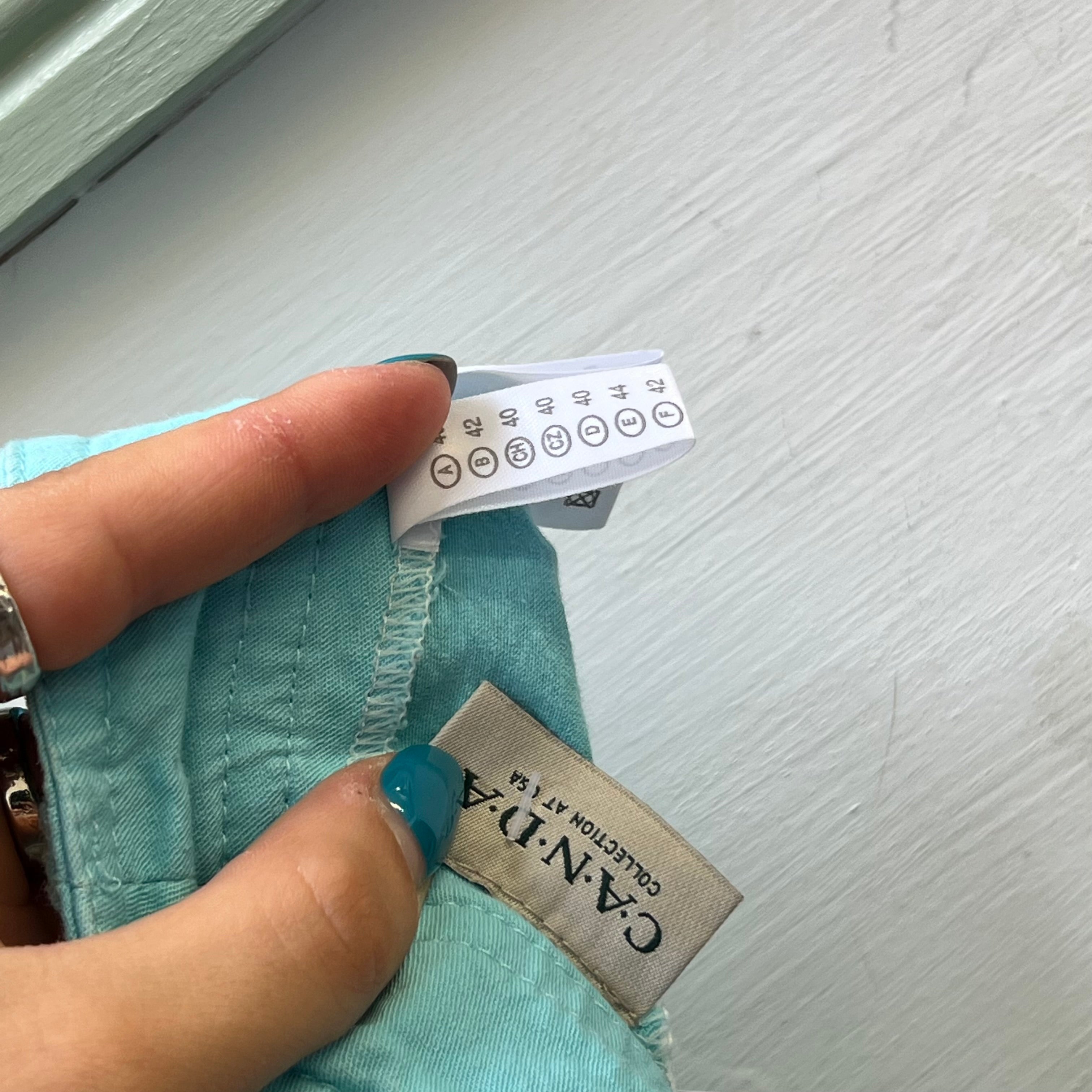 Aquamarine blue skinny denim capris