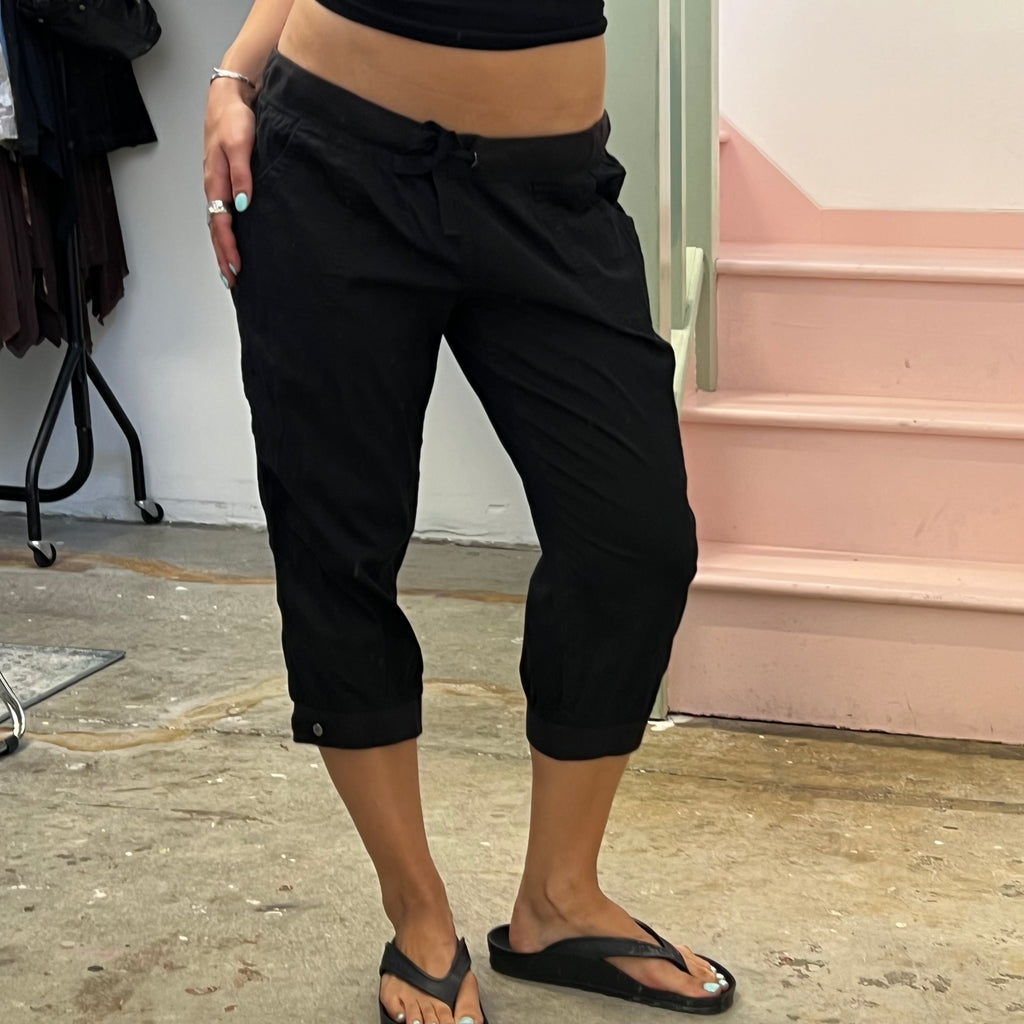 Guess black cinched cargo capris