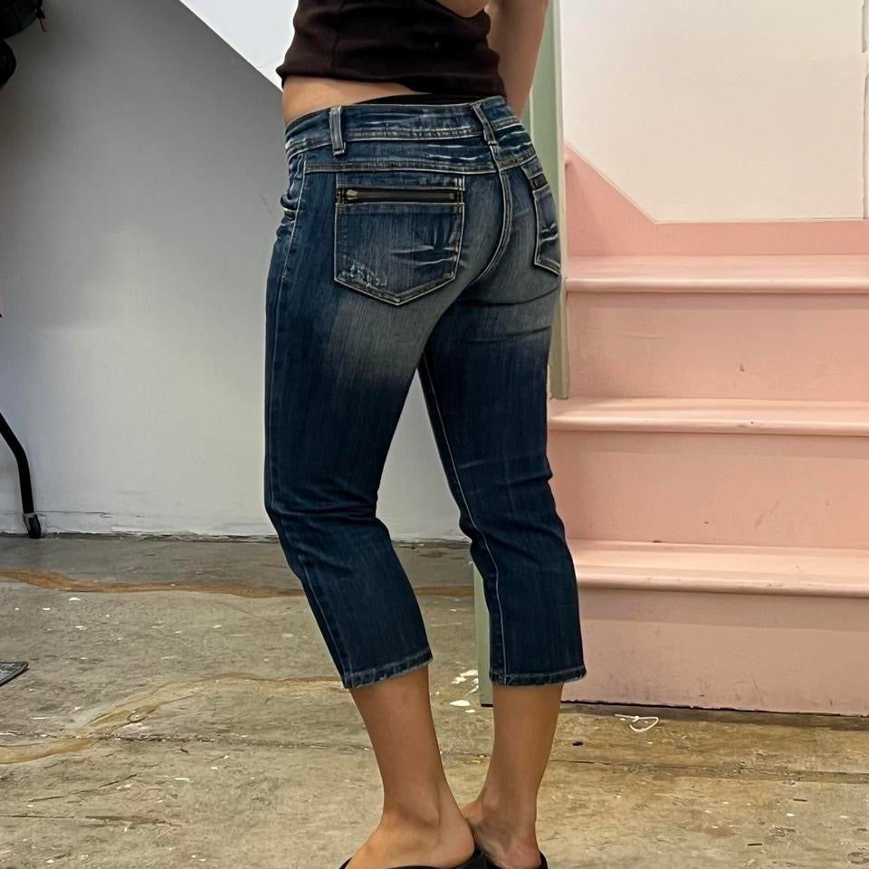 Dark wash fitted denim capris