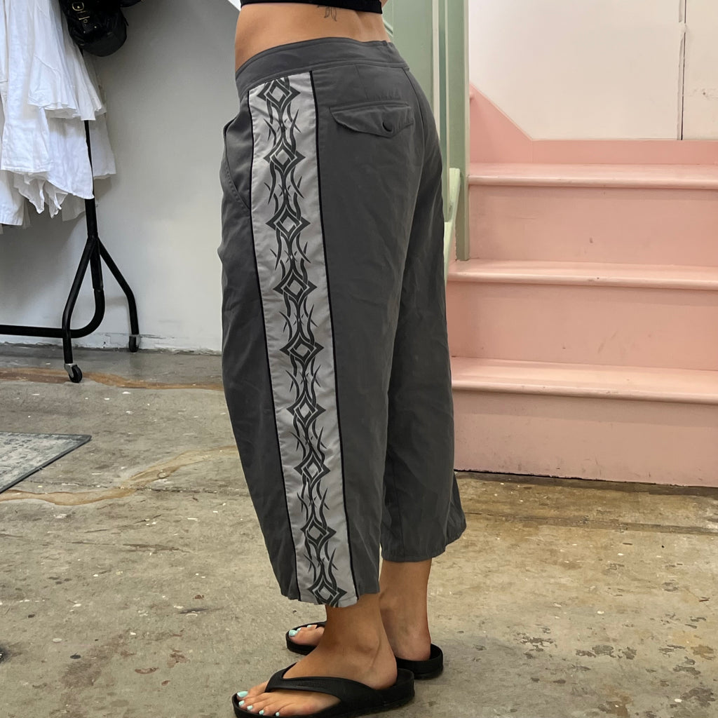 Grey sporty capris with graphic print