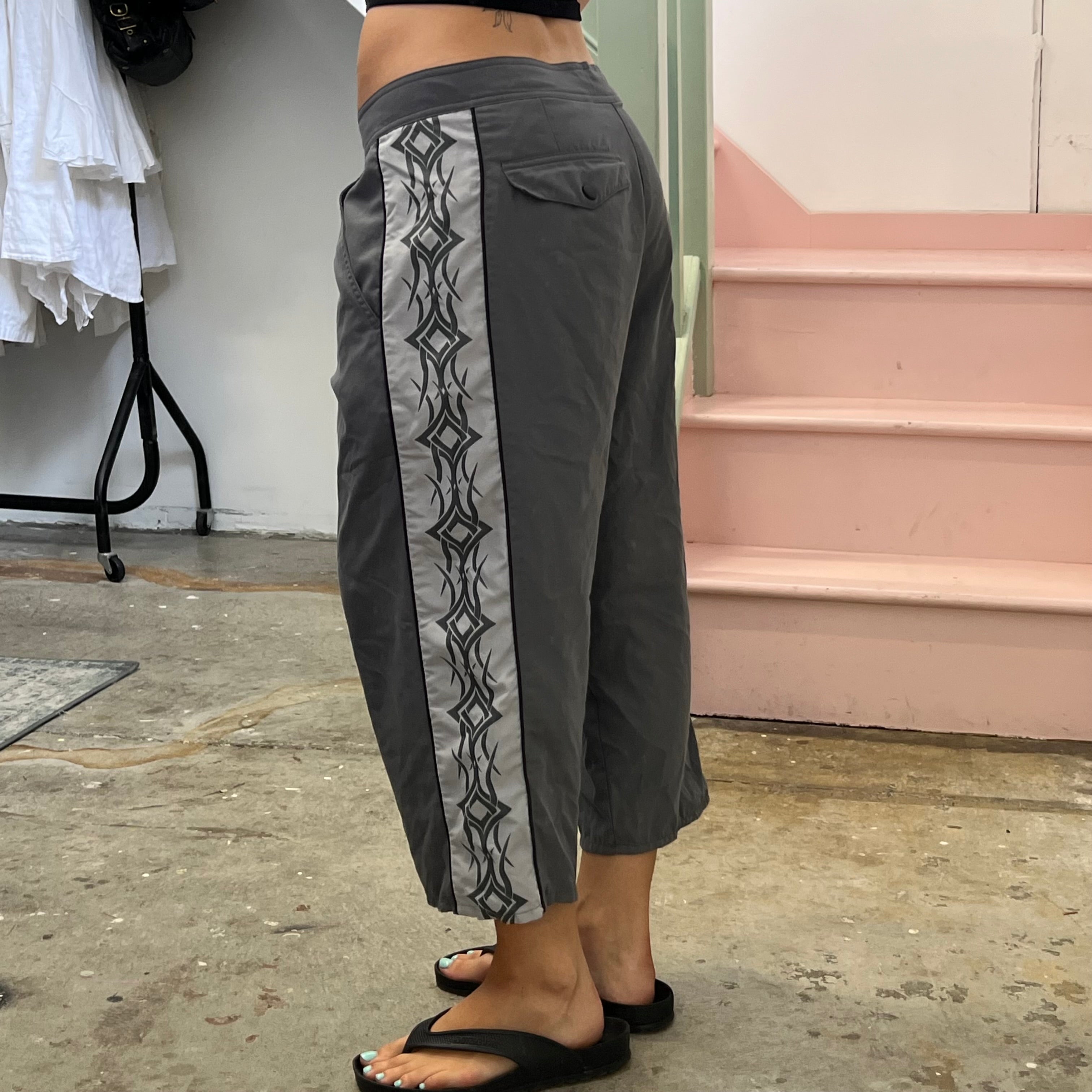 Grey sporty capris with graphic print