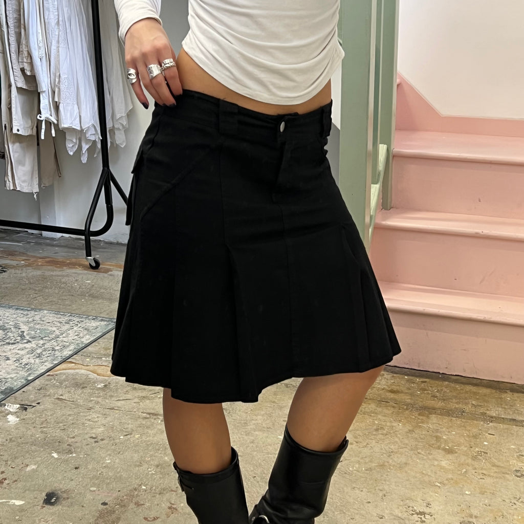 Black pleated fitted pencil skirt