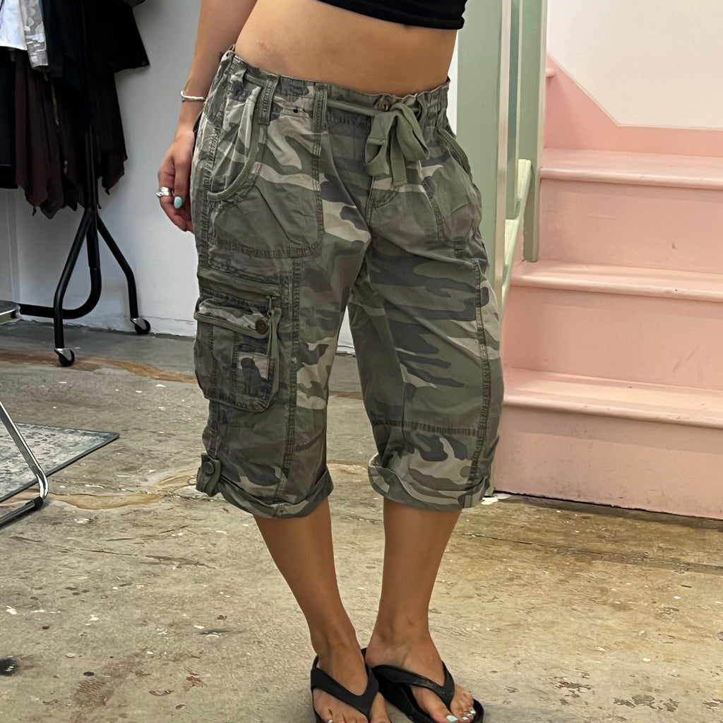 Camo cropped cargo capris