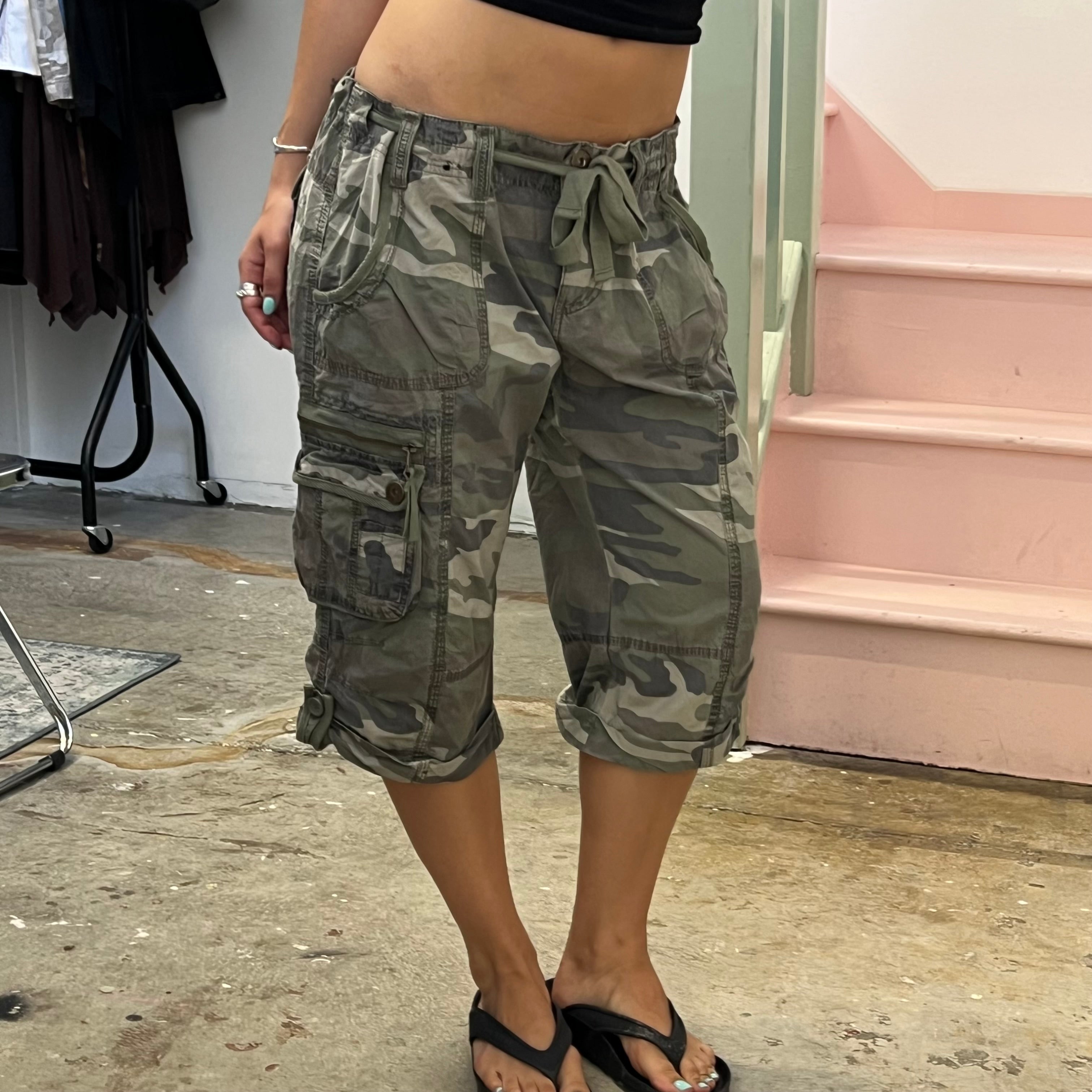 Camo cropped cargo capris