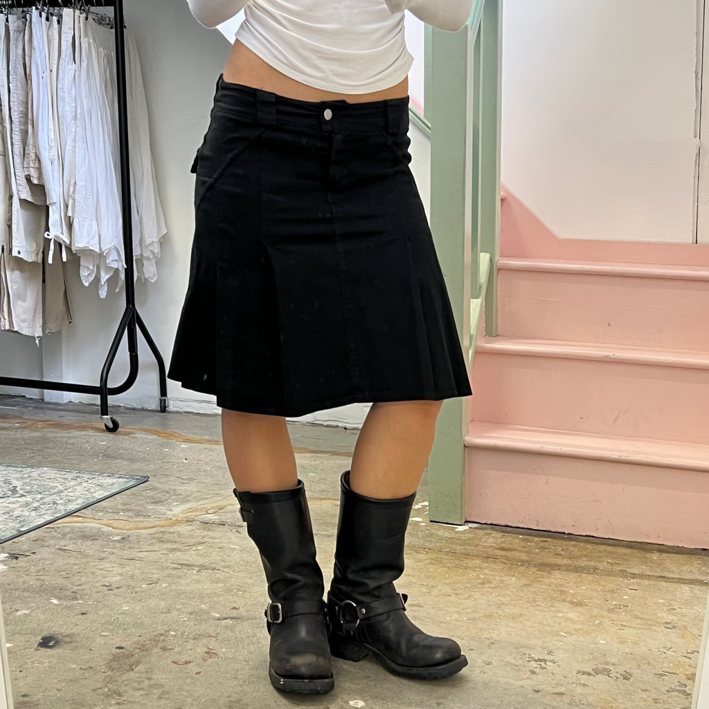 Black pleated fitted pencil skirt