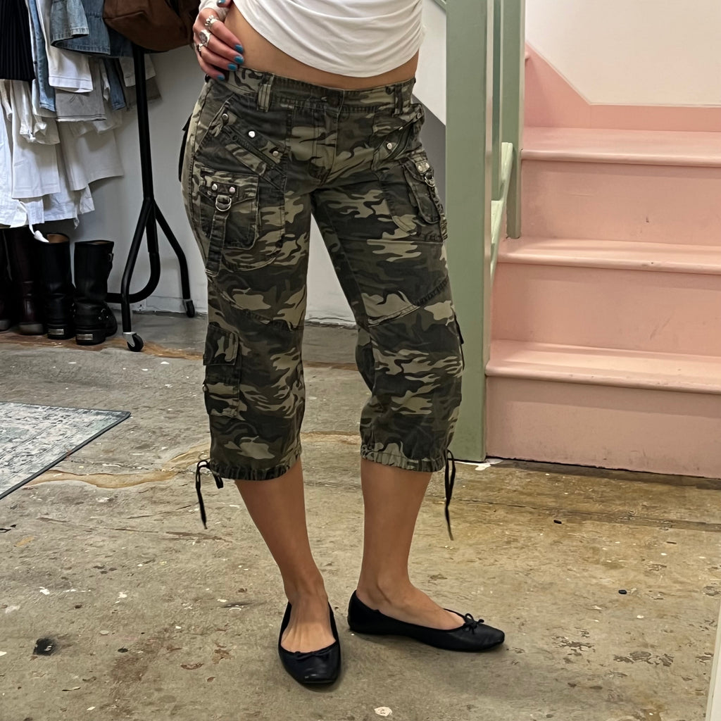 Khaki camo print low rise cargo capris