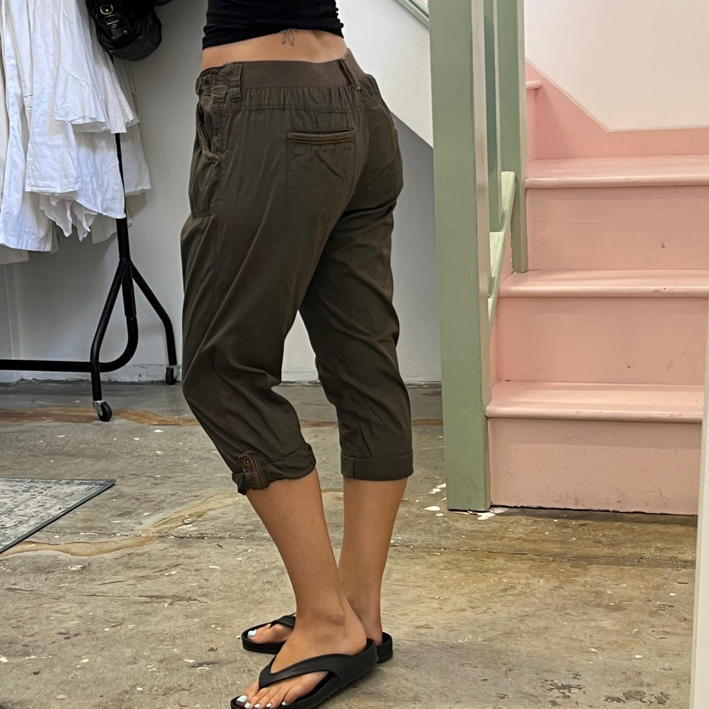 Khaki fitted cargo capris