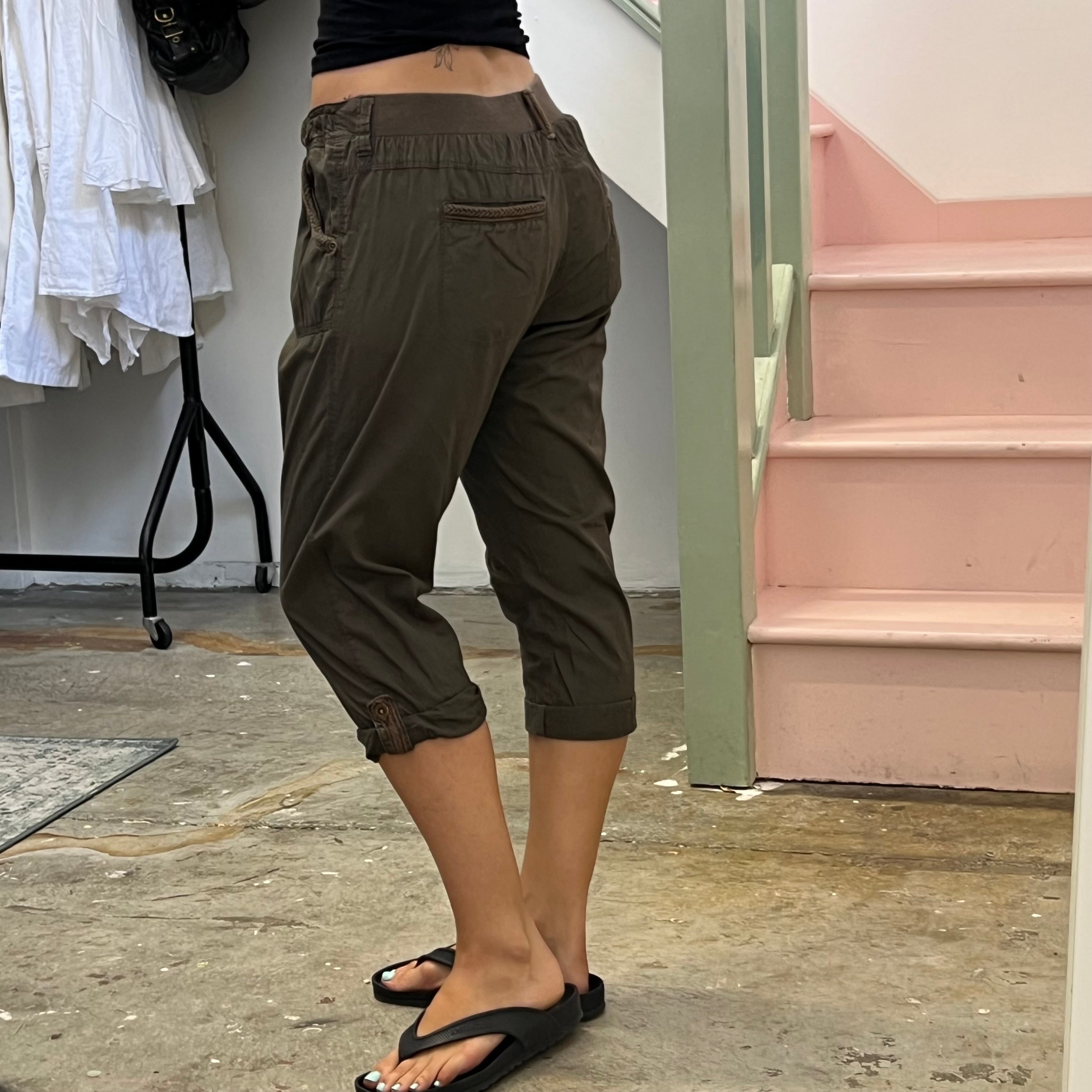 Khaki fitted cargo capris