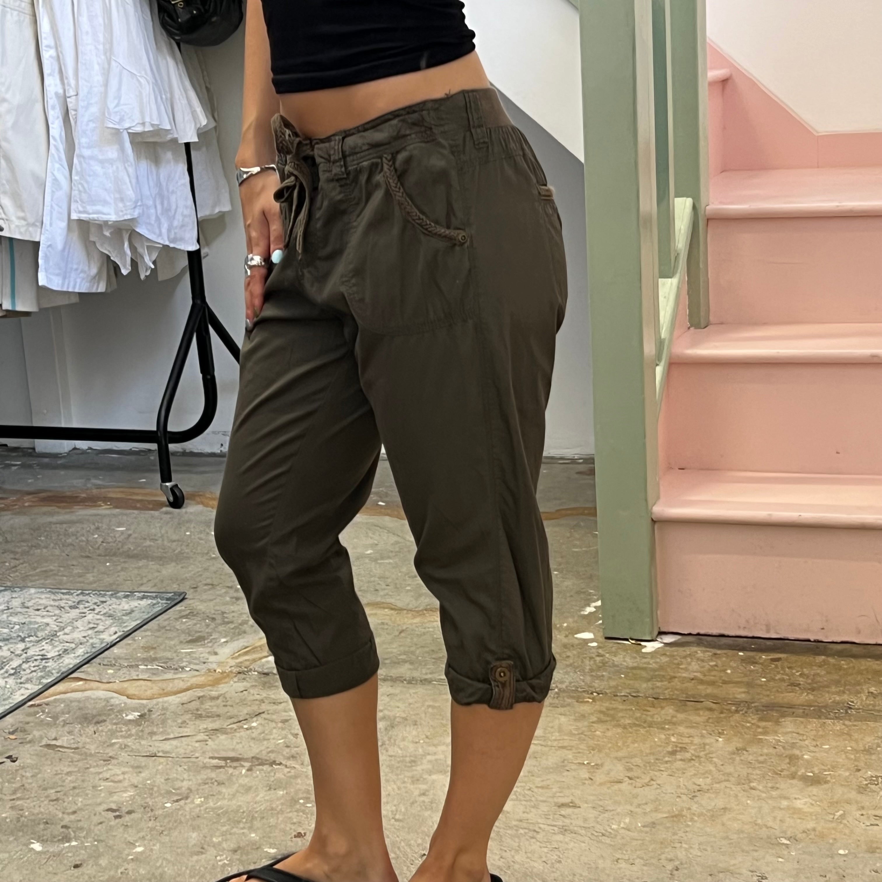 Khaki fitted cargo capris