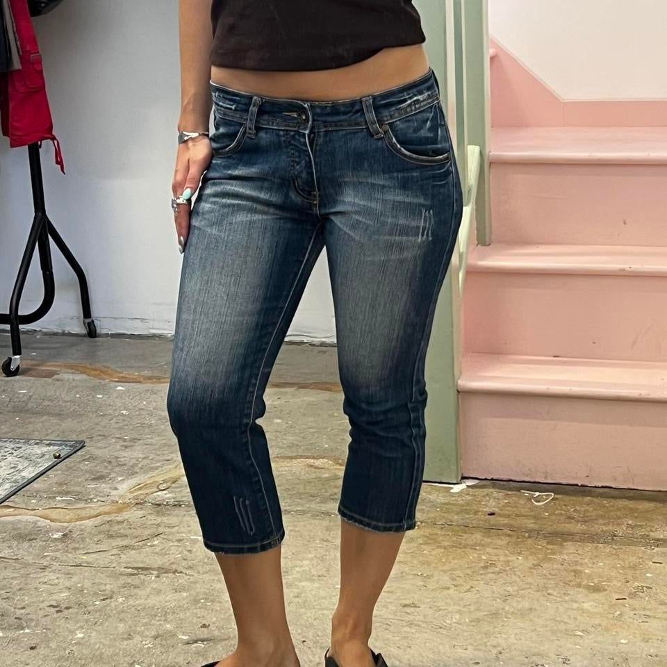 Dark wash fitted denim capris