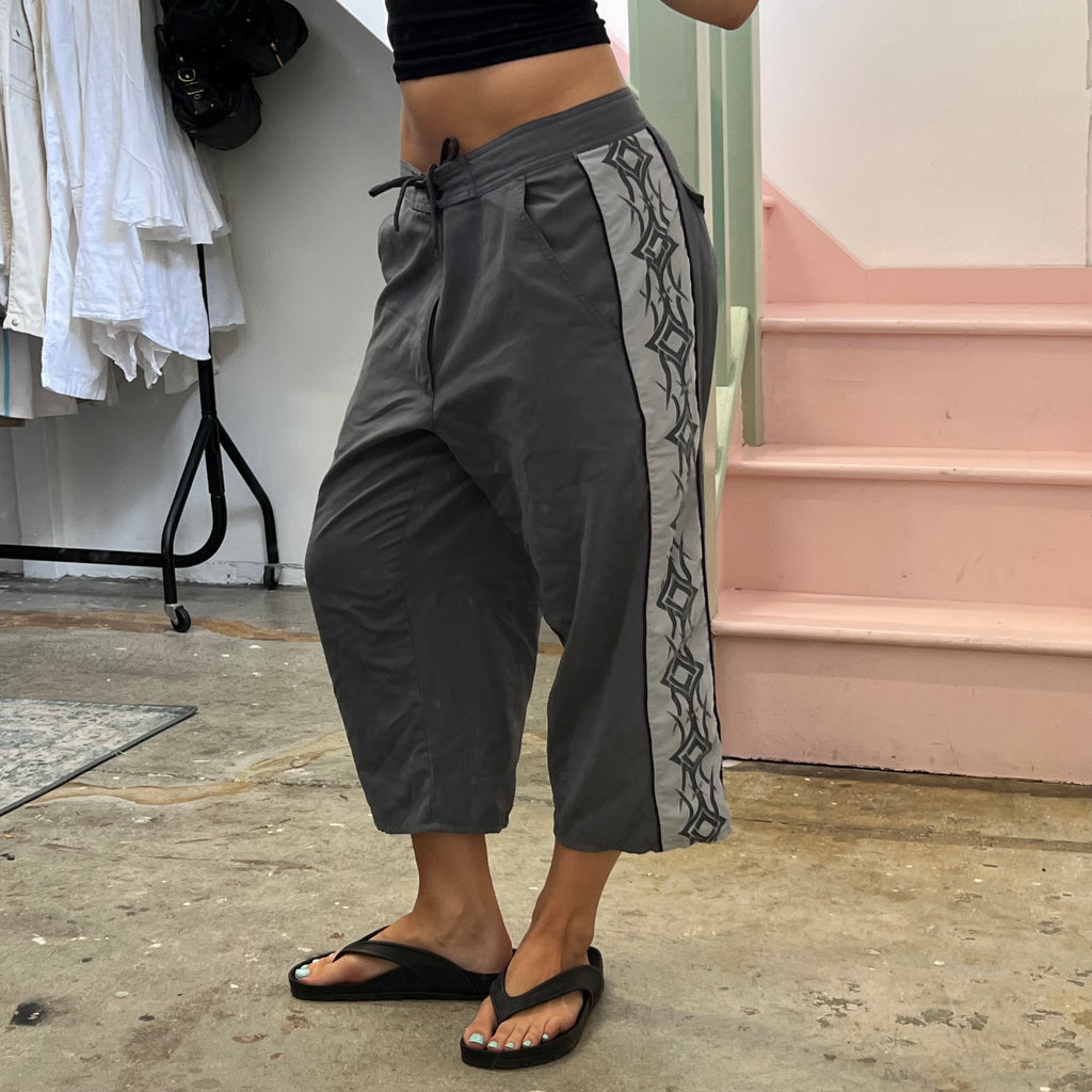 Grey sporty capris with graphic print