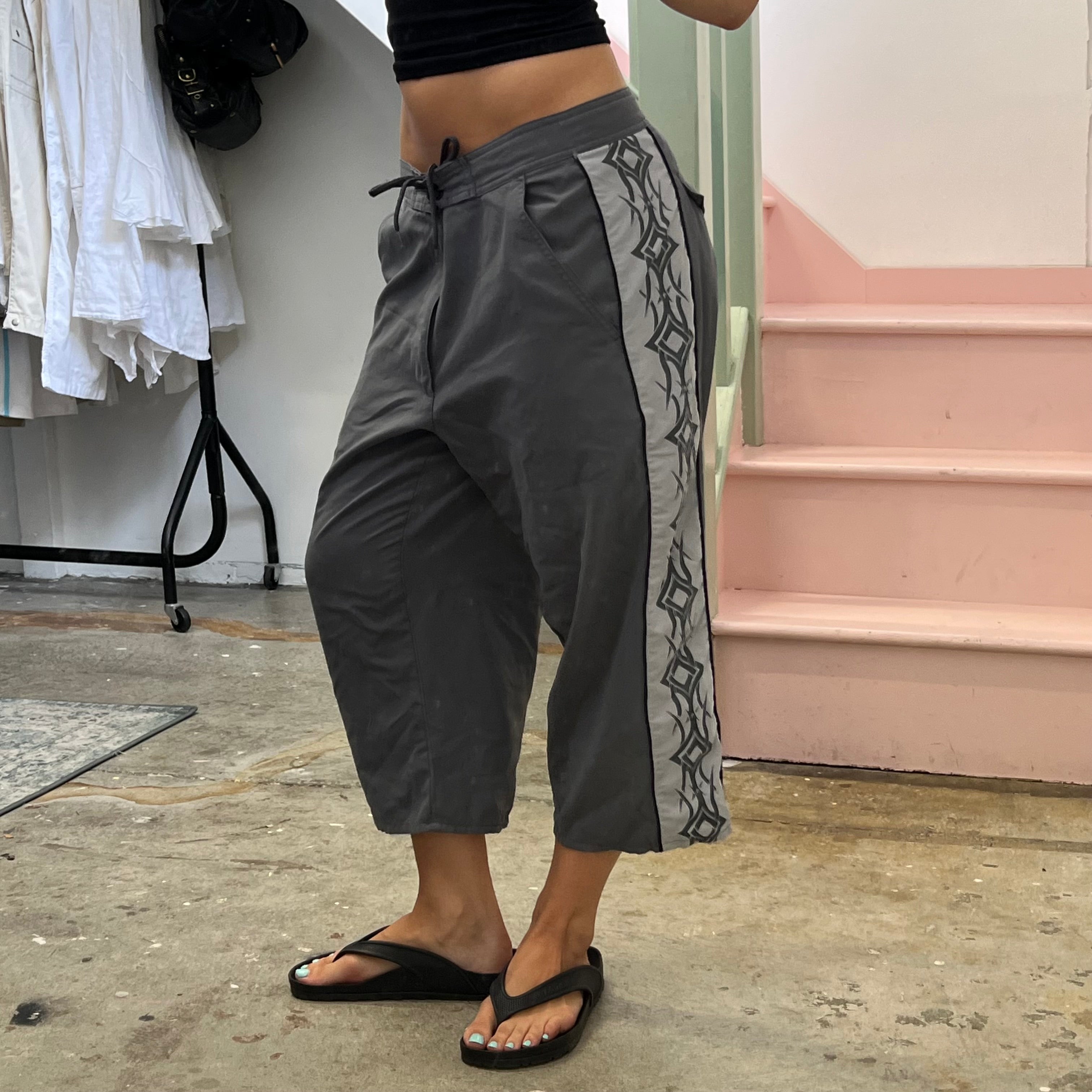 Grey sporty capris with graphic print