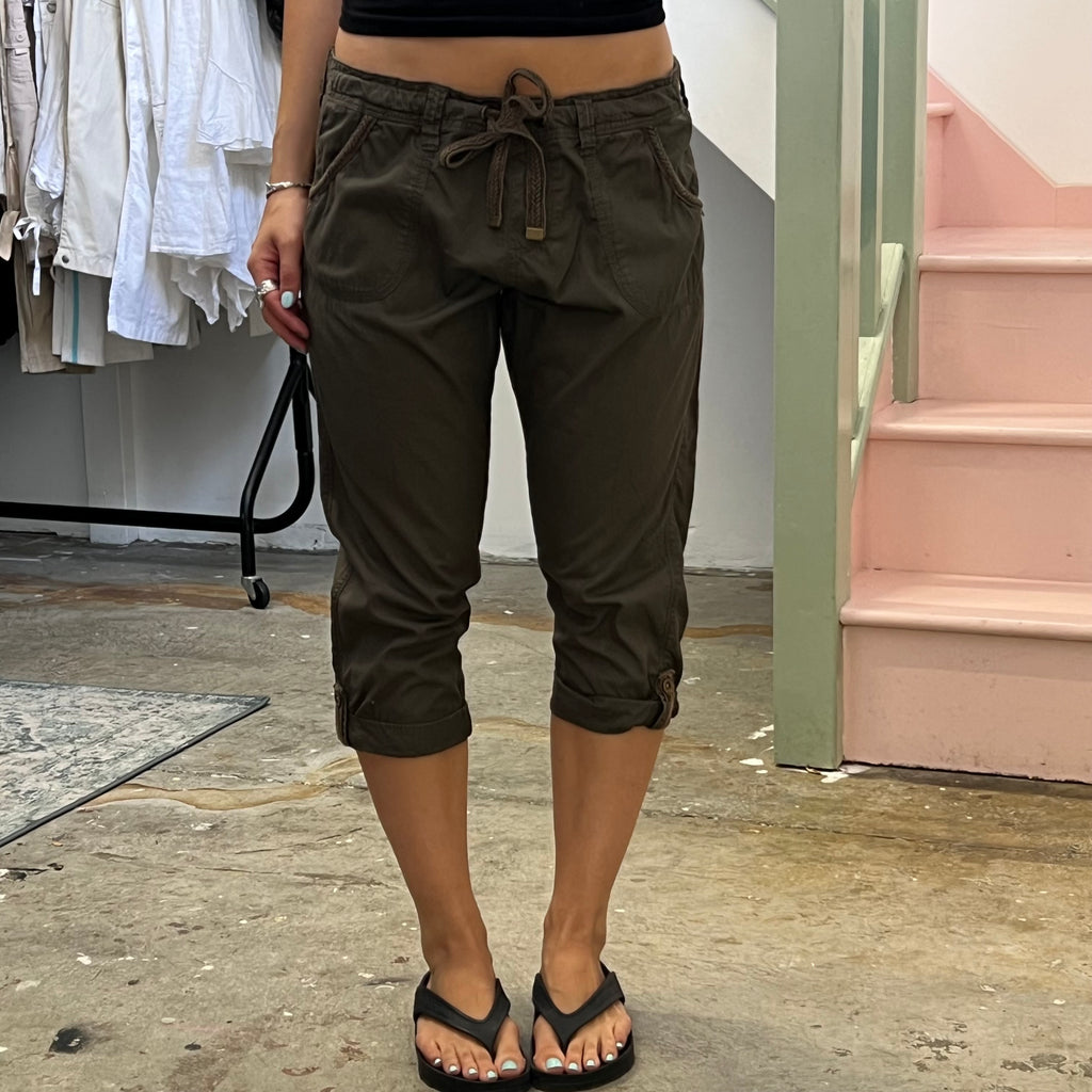 Khaki fitted cargo capris