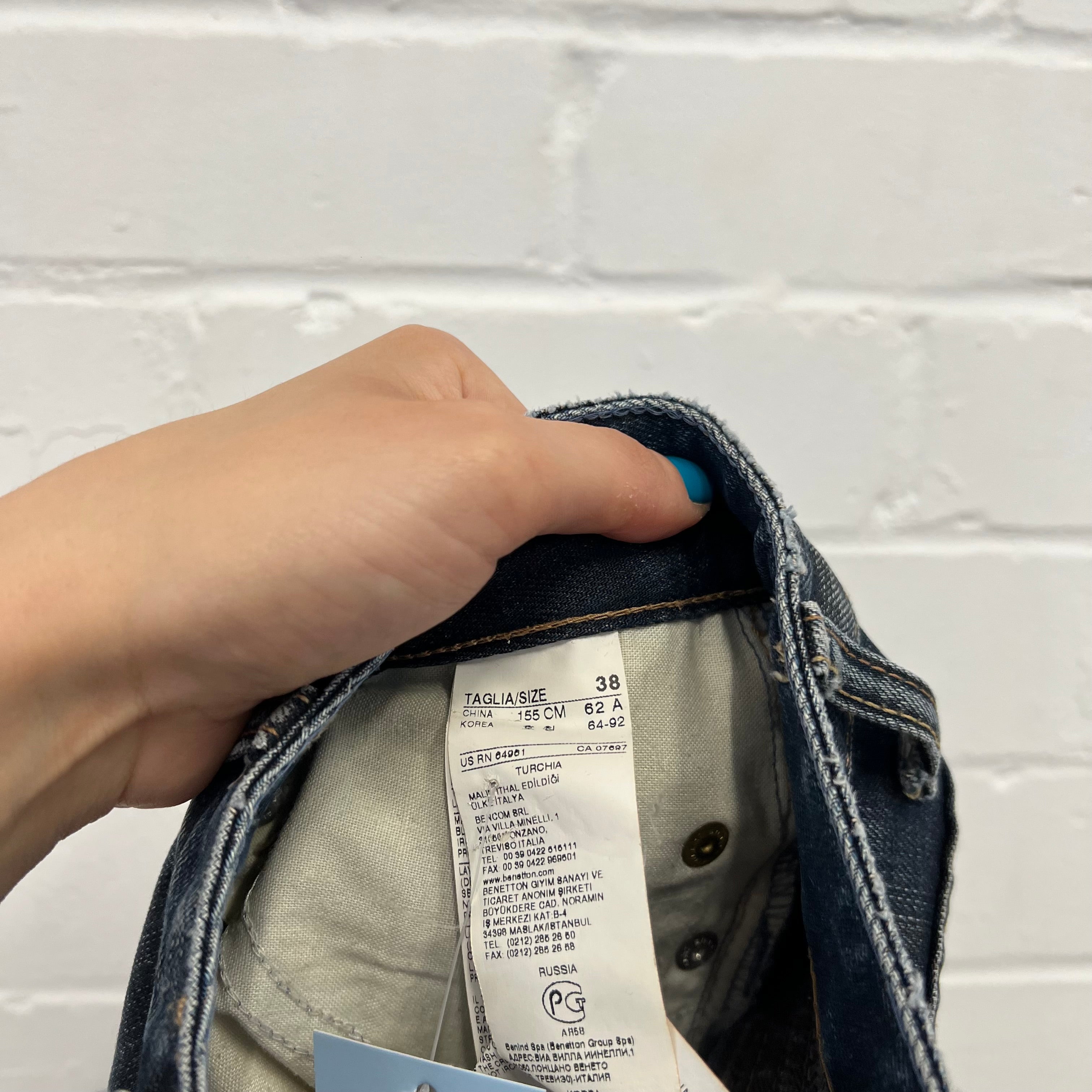 Dark wash fitted fold hem denim capris