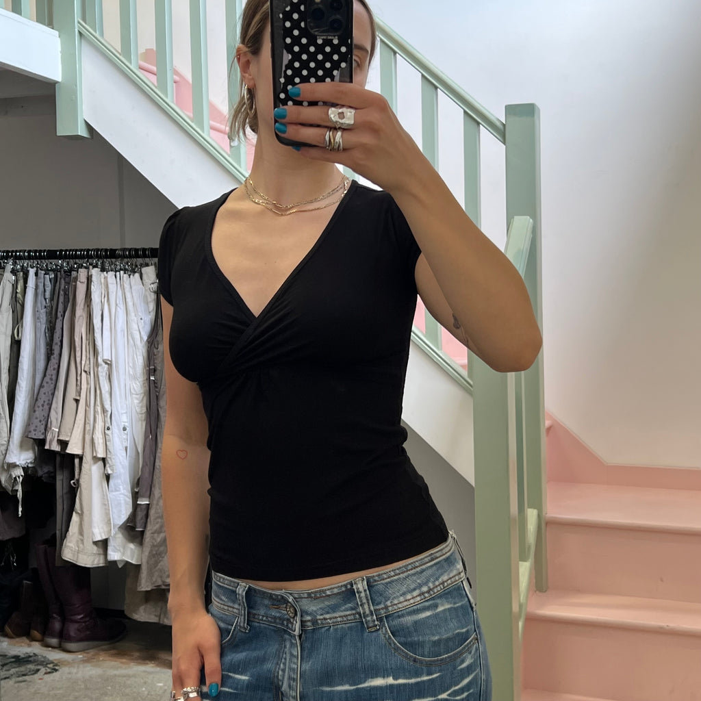 Black v neck fitted tee
