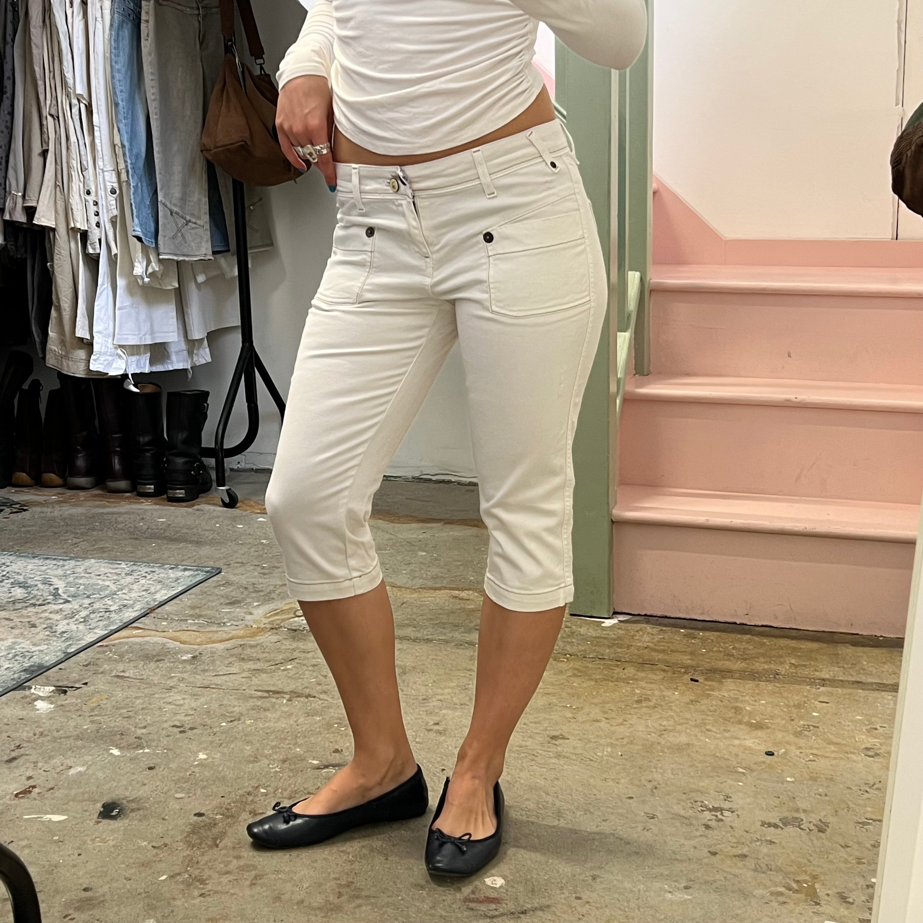 White fitted denim capris