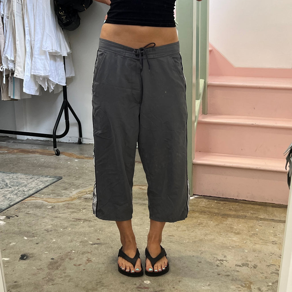 Grey sporty capris with graphic print