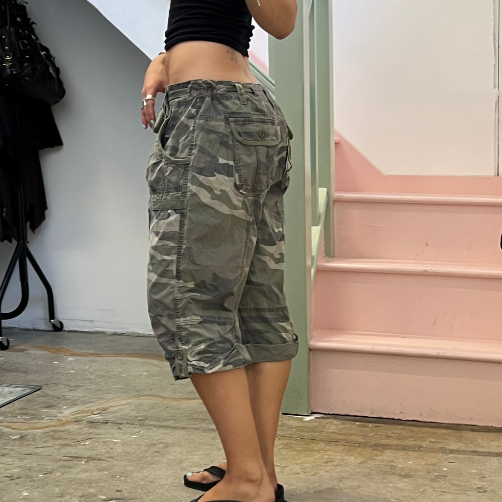 Camo cropped cargo capris