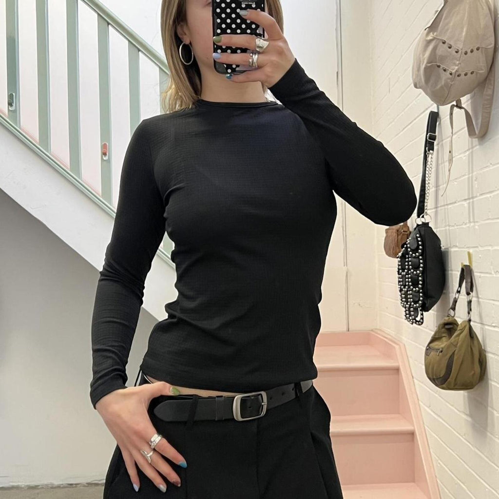 black long sleeve fitted vintage top
