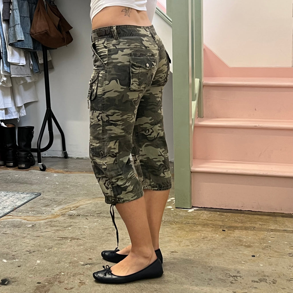 Khaki camo print low rise cargo capris