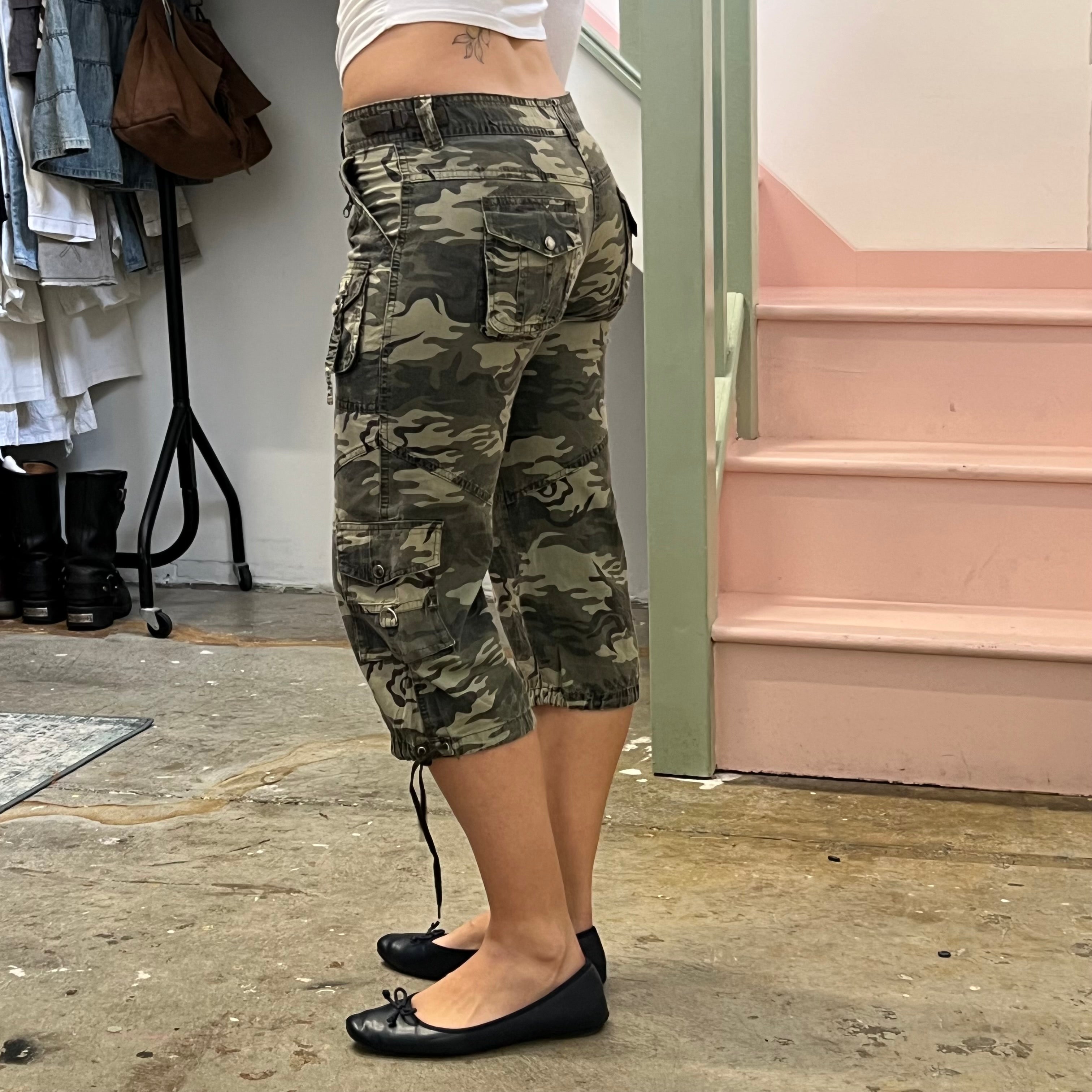 Khaki camo print low rise cargo capris