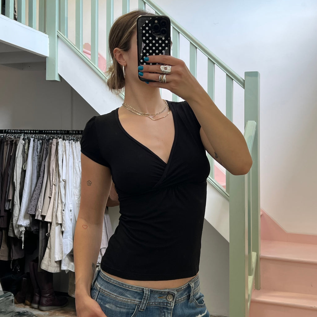 Black v neck fitted tee
