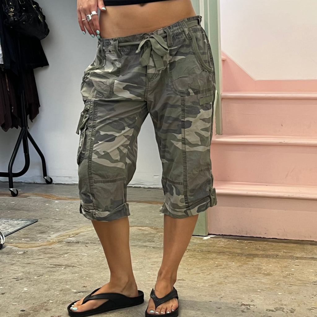 Camo cropped cargo capris