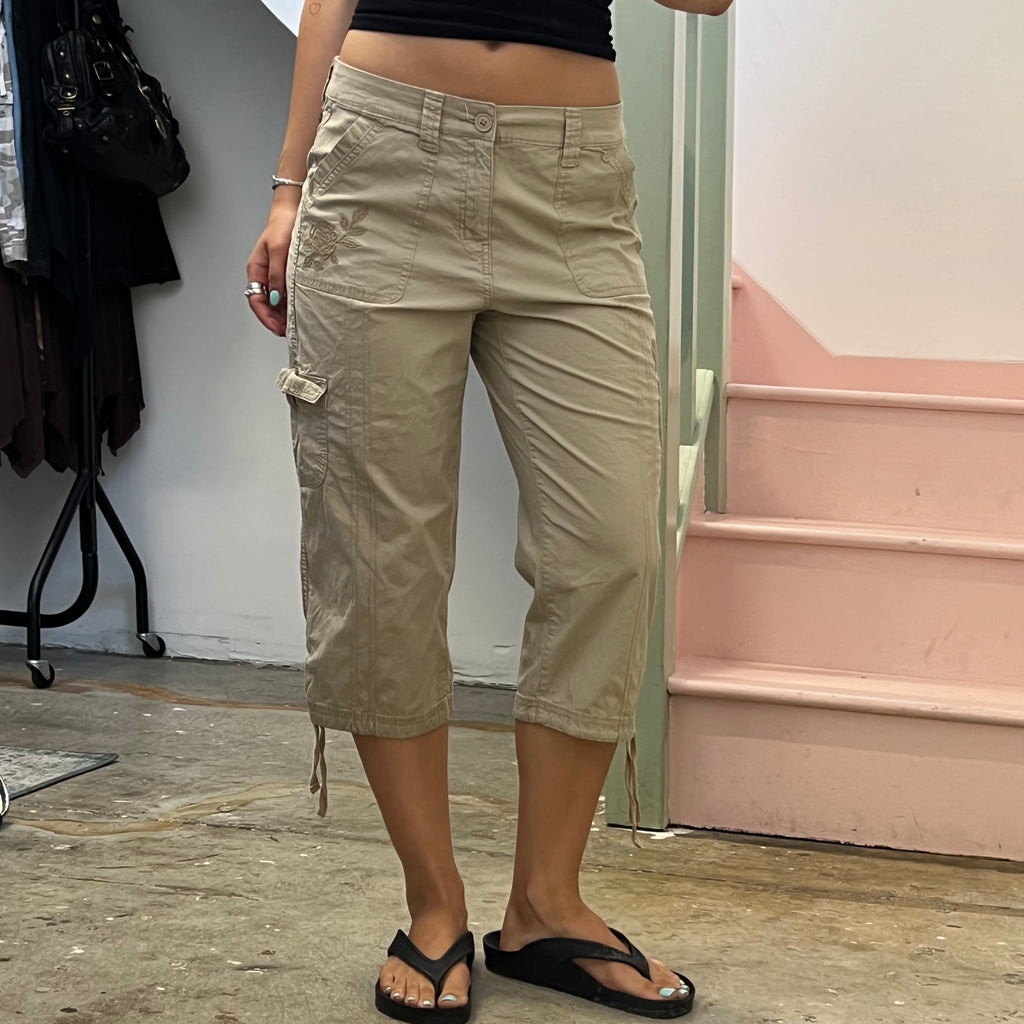 Cream floral embroidered cinched capris