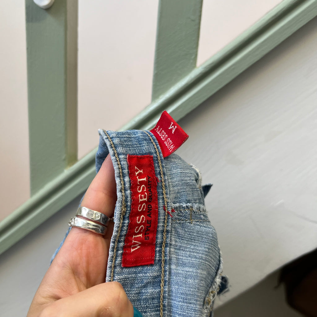 Light wash fitted denim capris with eyelets