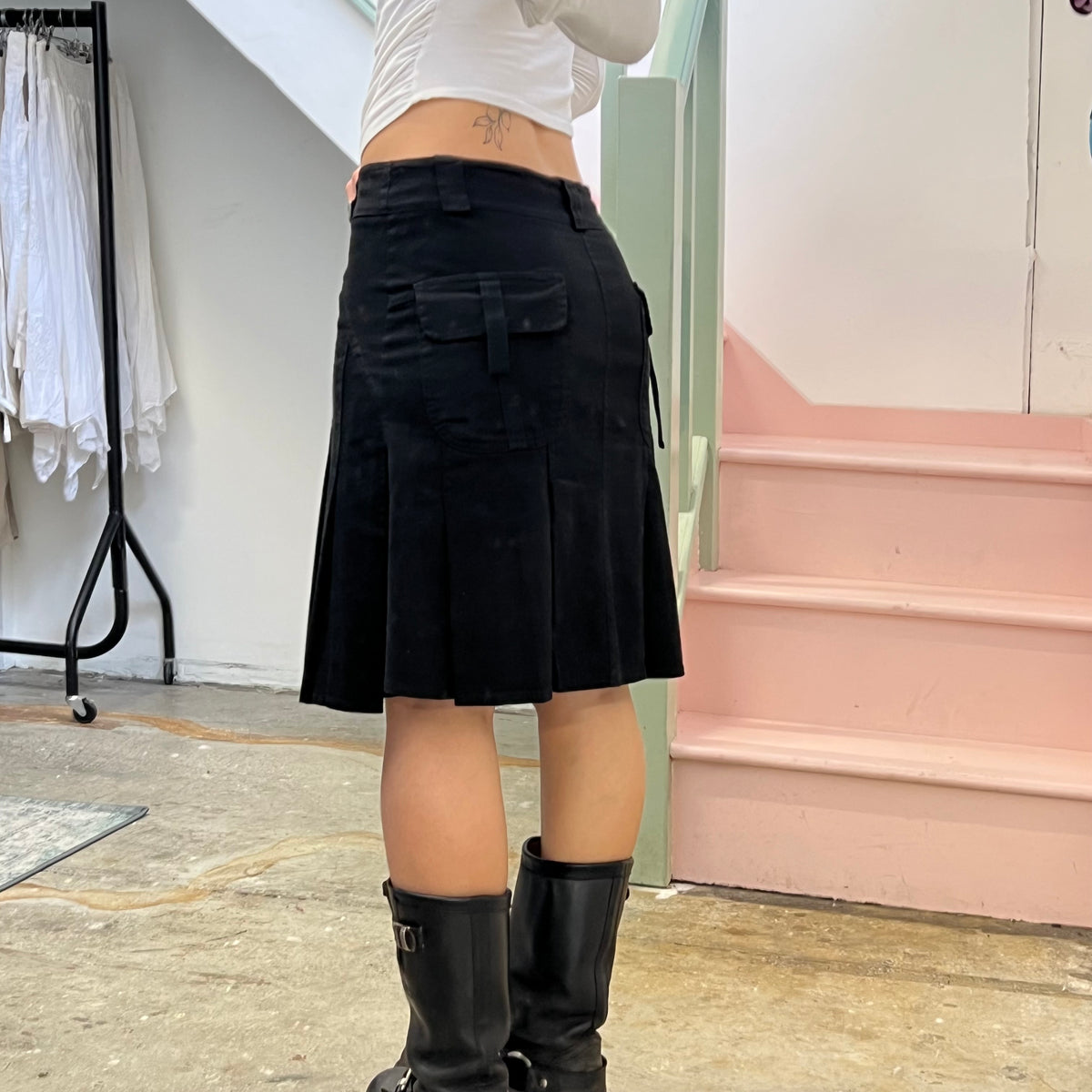 Black pleated fitted pencil skirt
