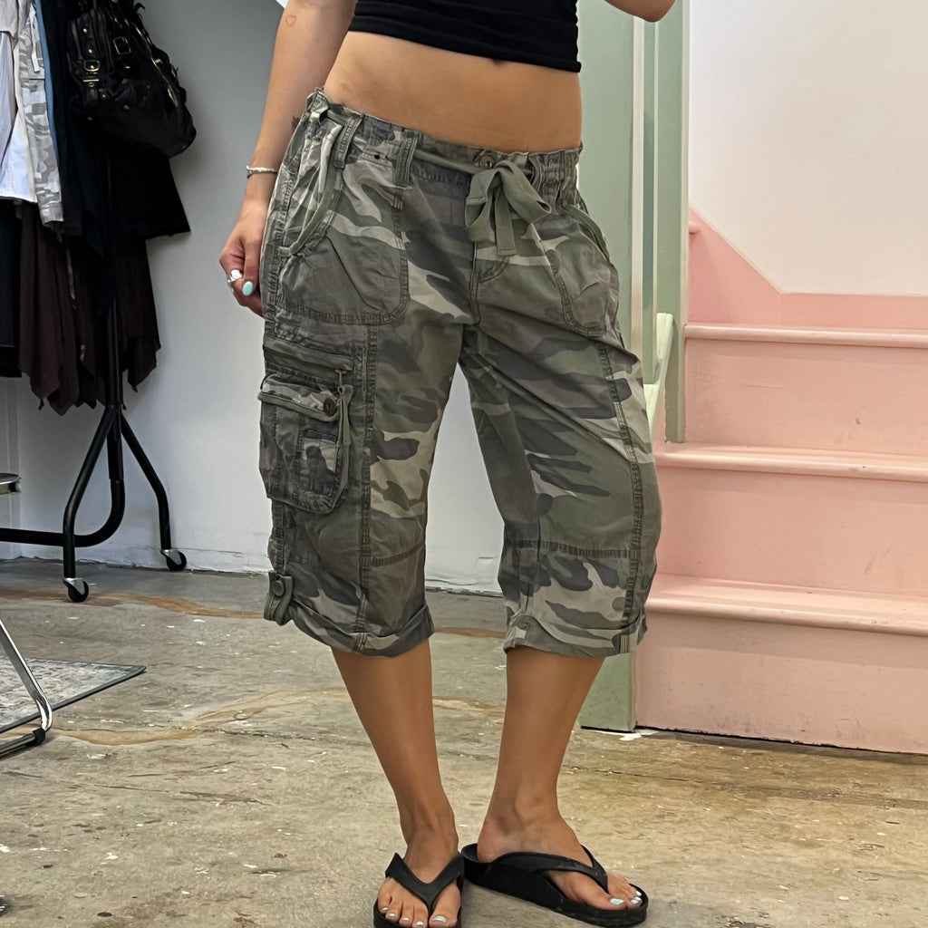 Camo cropped cargo capris