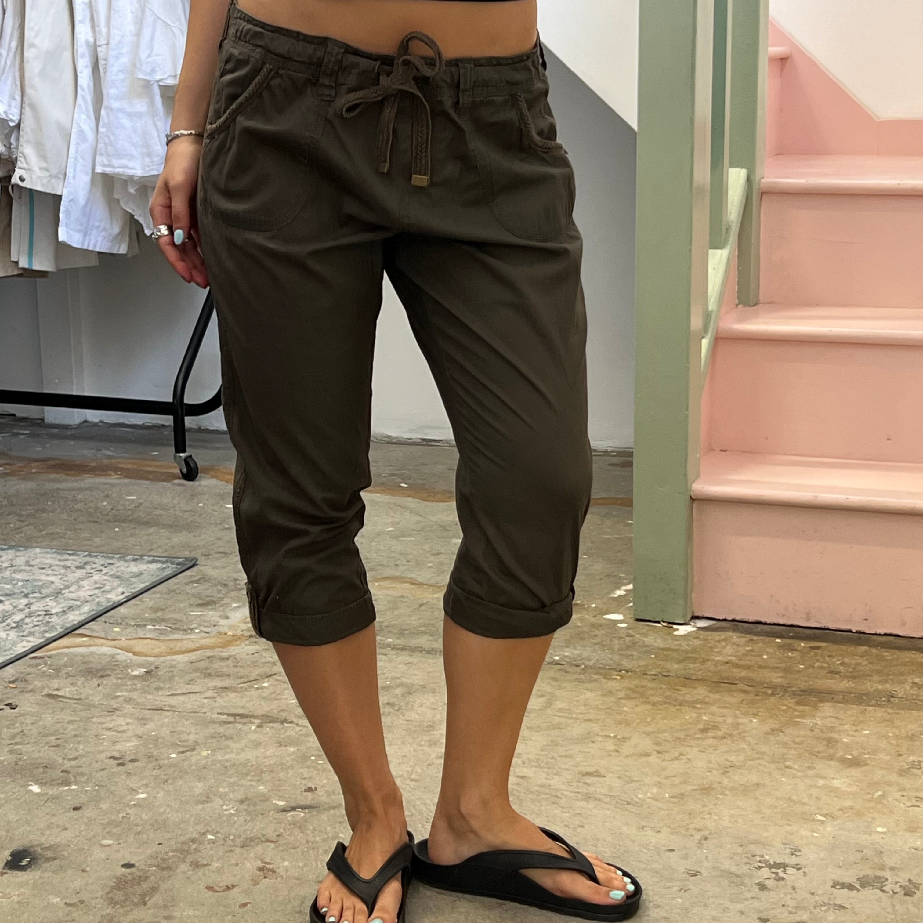 Khaki fitted cargo capris