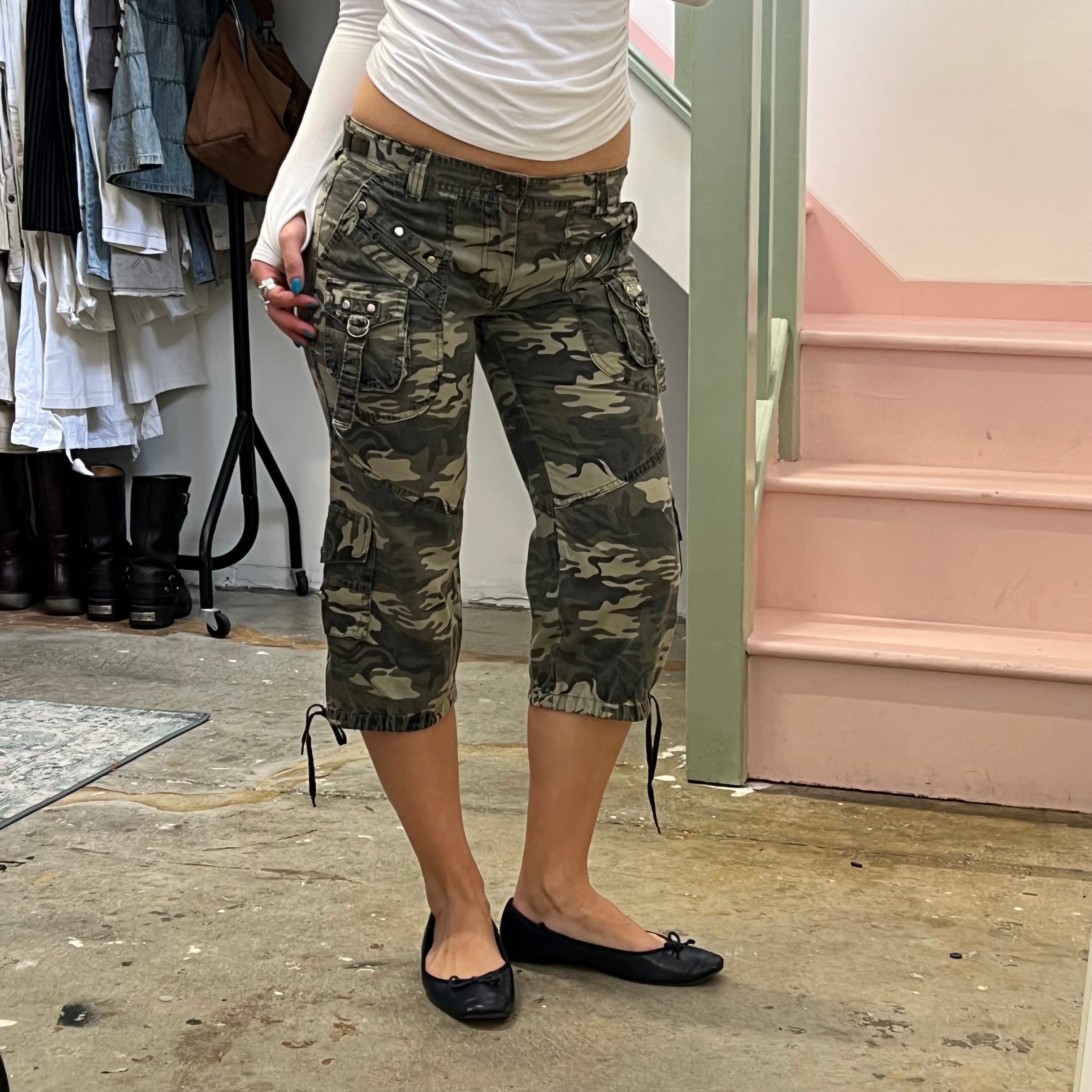 Khaki camo print low rise cargo capris