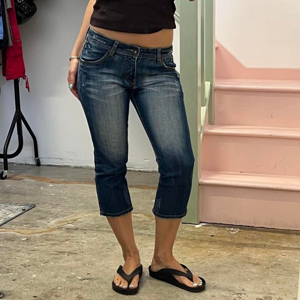 Dark wash fitted denim capris