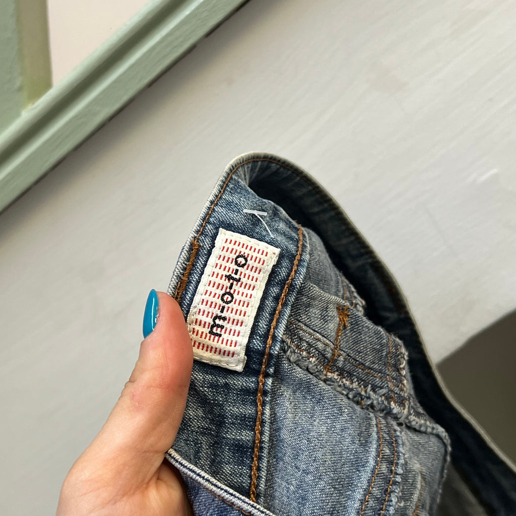 Mid wash fitted denim capris with buckle detail