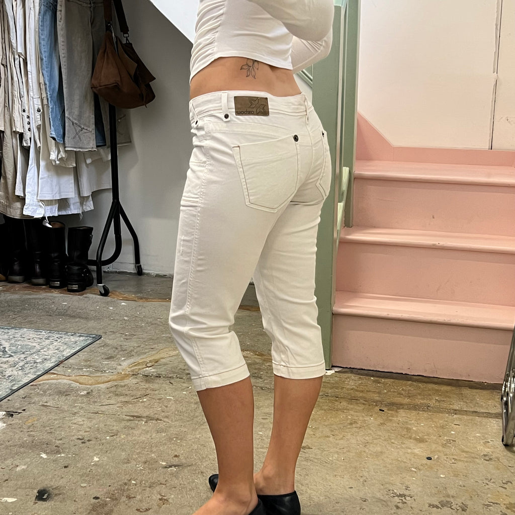 White fitted denim capris