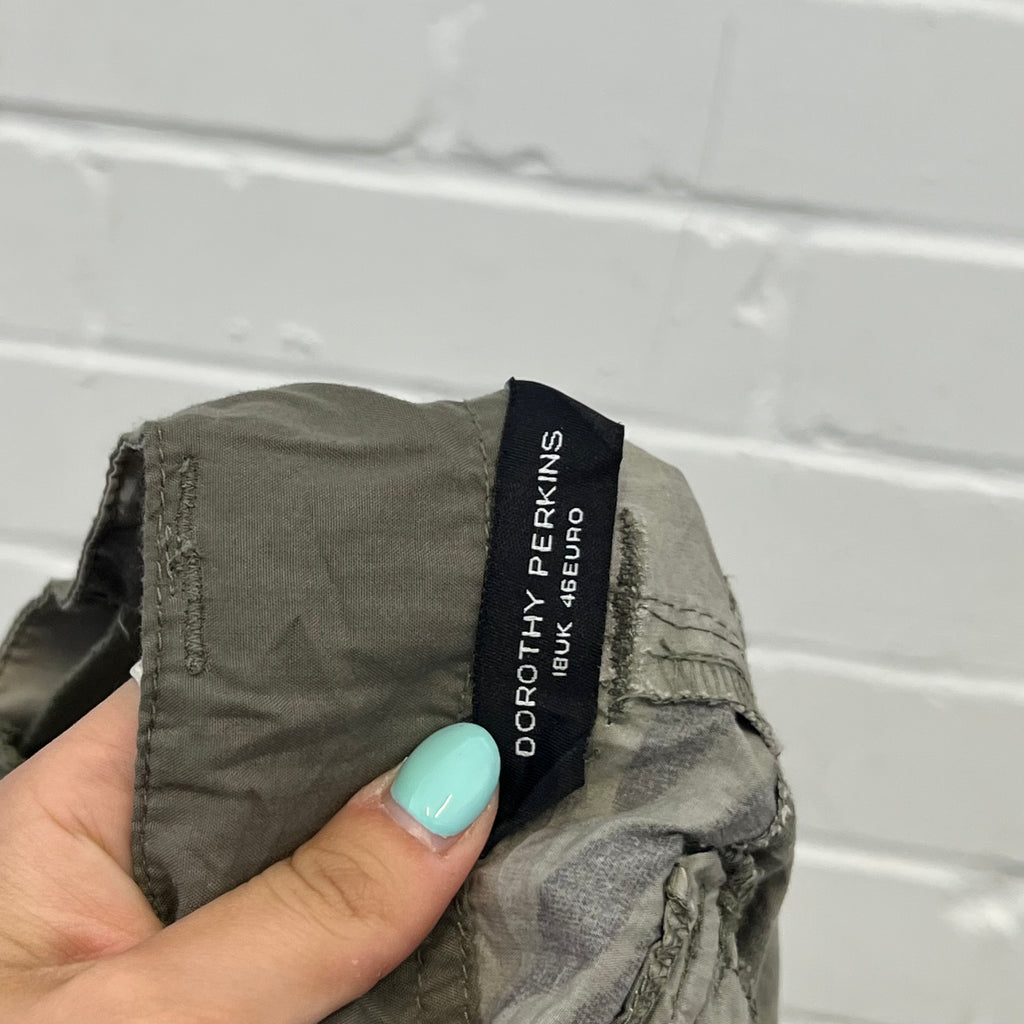 Camo cropped cargo capris
