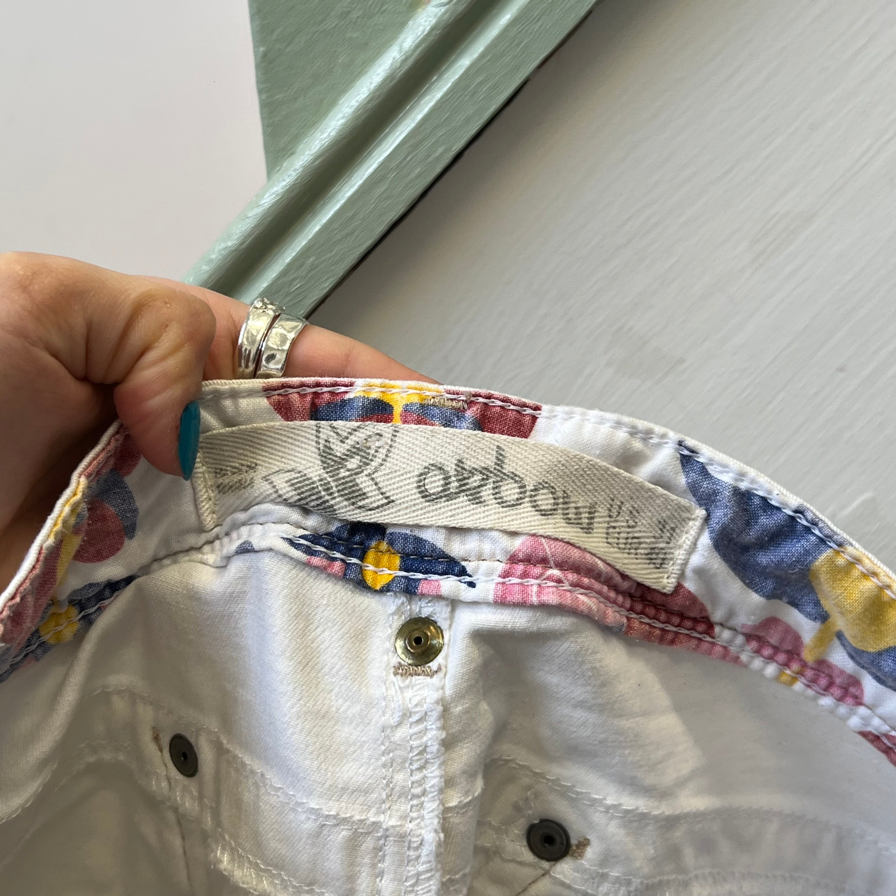 White fitted denim capris