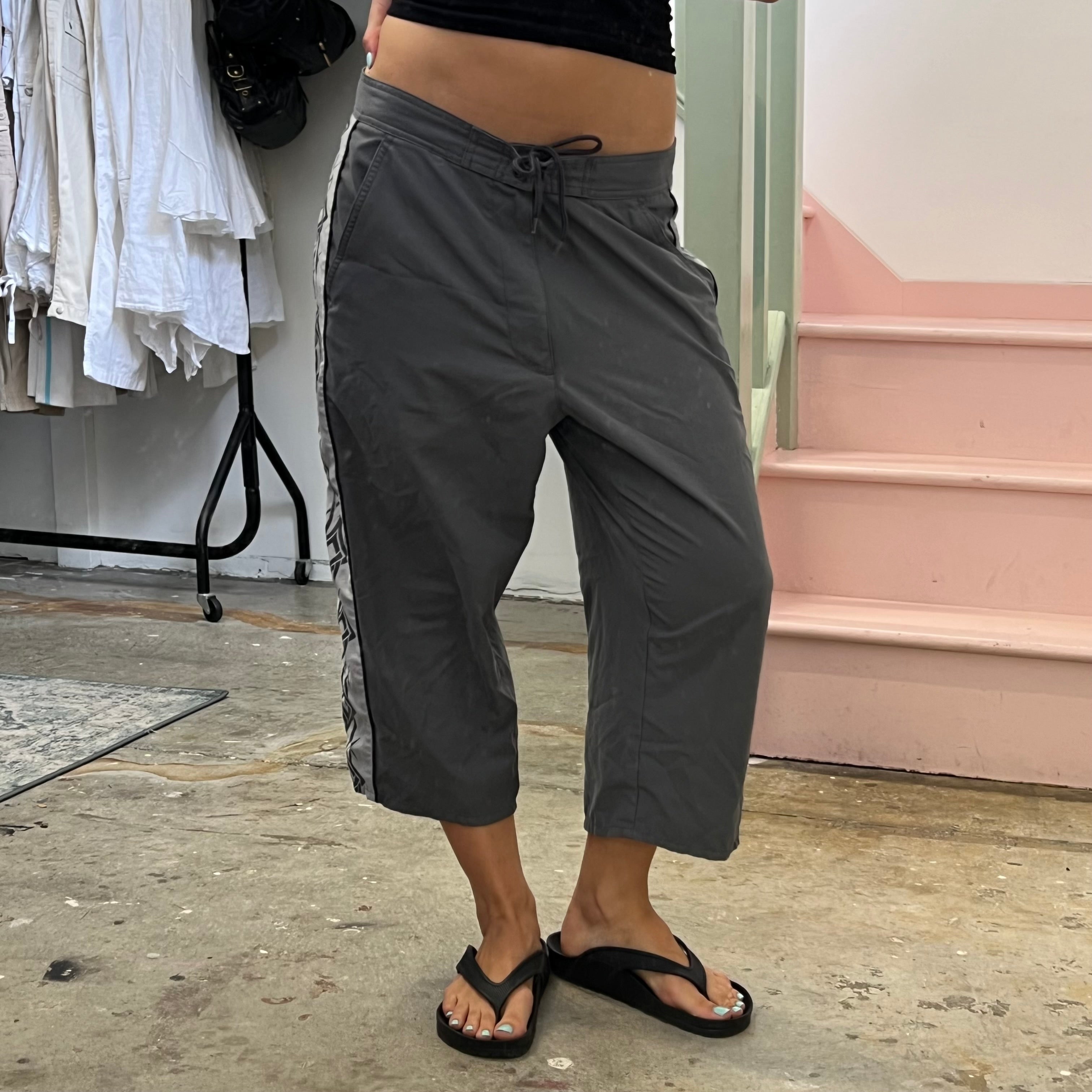 Grey sporty capris with graphic print